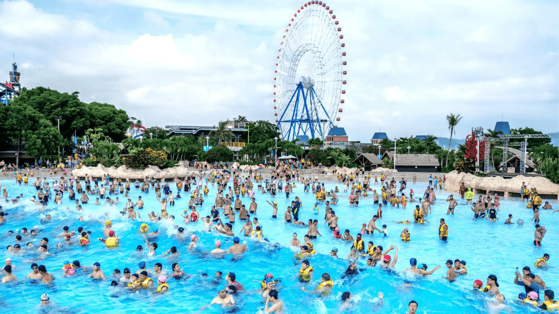 全台最大水樂園馬拉灣，擁有東南亞最大的人工造浪池「大海嘯」，造浪高度可達3公尺。©麗寶樂園