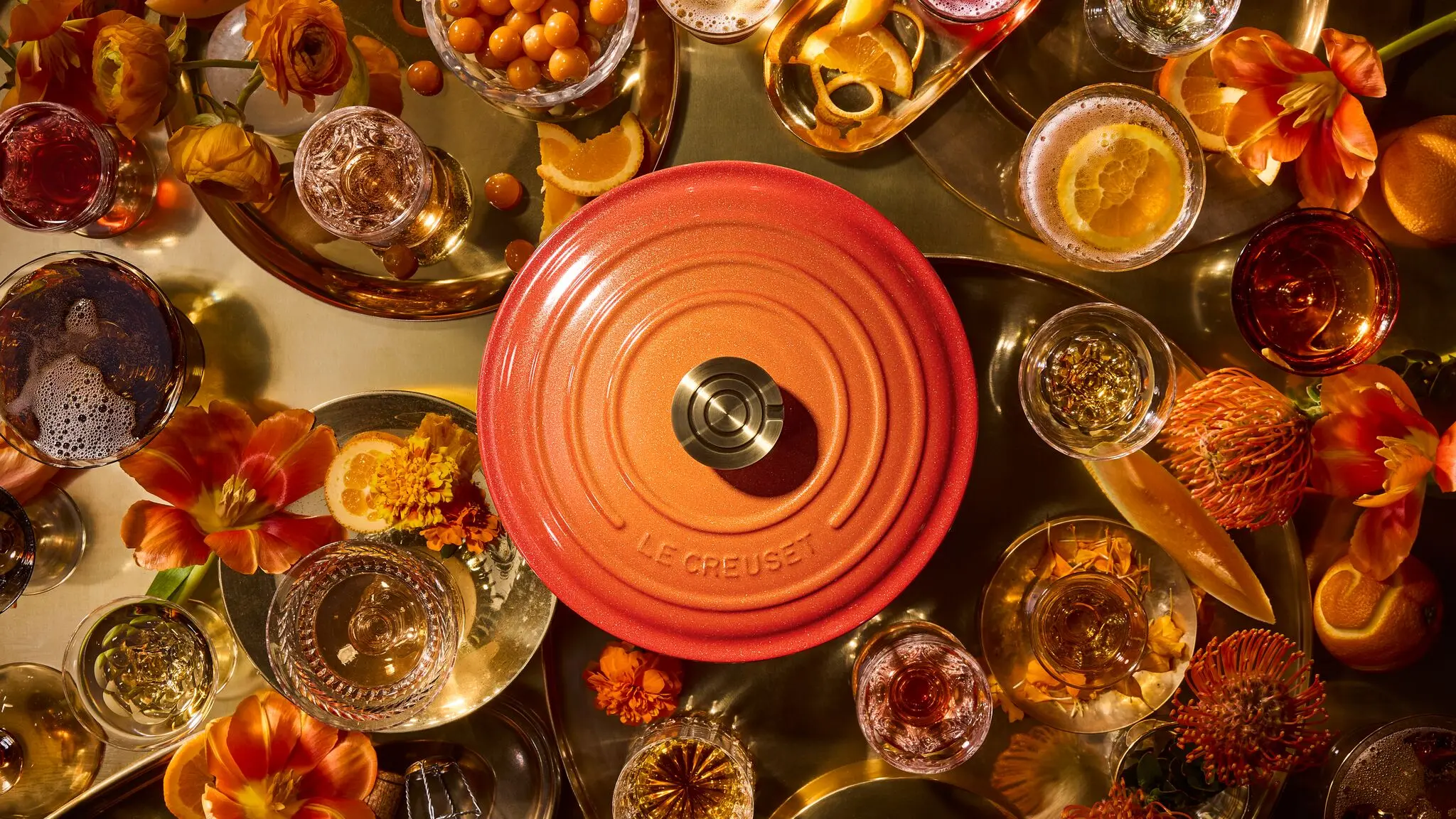 Le Creuset百周年 作為奠定品牌基礎的經典色，如今迎來全新的現代演繹，秉持百年來的創新精神與前瞻設計，le Creuset呈獻璀璨革新之作「流金火焰橘」