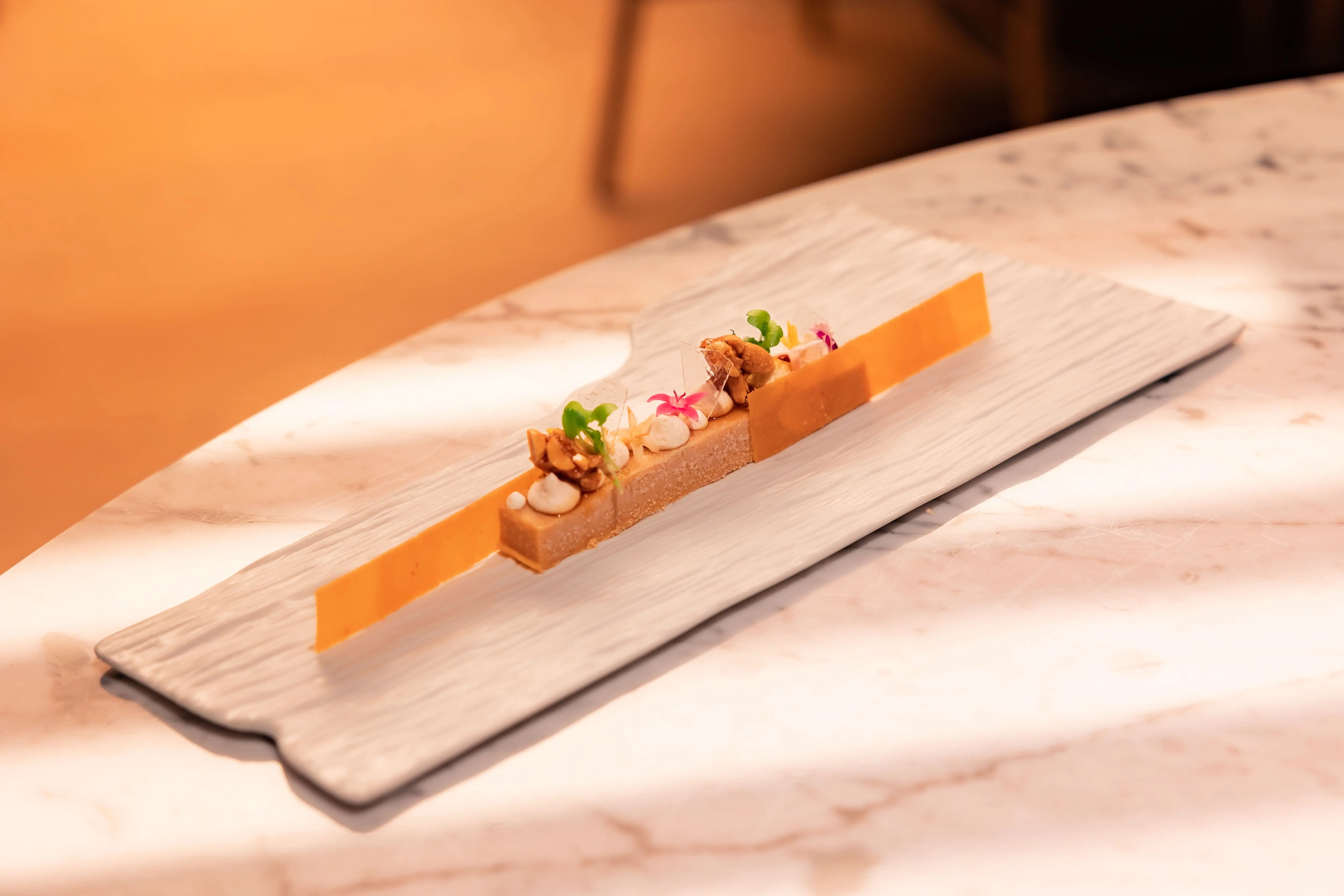 臺中勤美洲際酒店 采月鍋品【©阿鬼】甜點「古早味風華」結合麵茶幕斯、花生糖、麥芽糖片、花生冰淇淋,創造出繽紛花園意象。