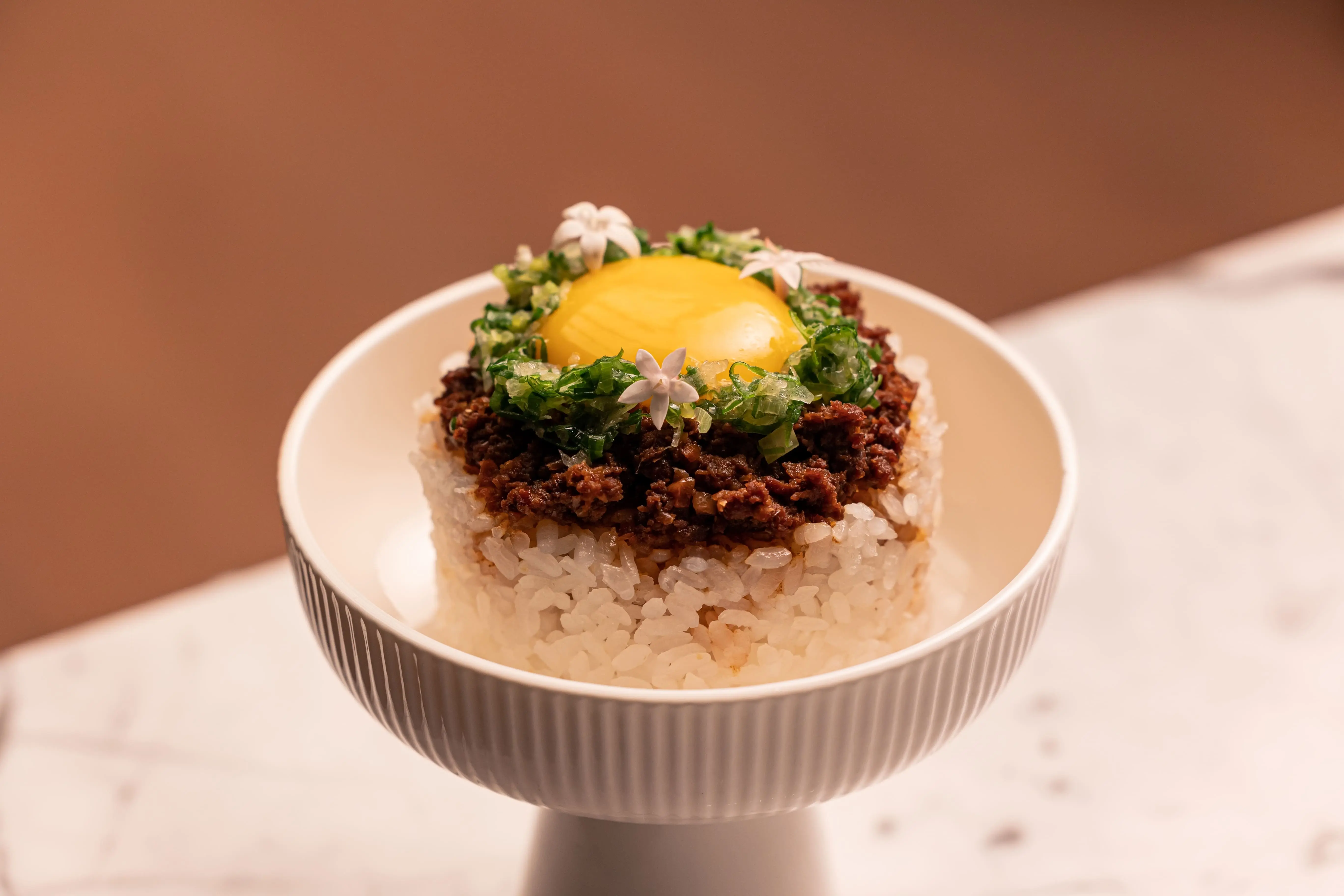 臺中勤美洲際酒店 采月鍋品【©阿鬼】輕輕劃開蛋黃,讓米飯裹上滷肉及蛋液,這道「頂級和牛滷肉飯」一入口噴香四溢。