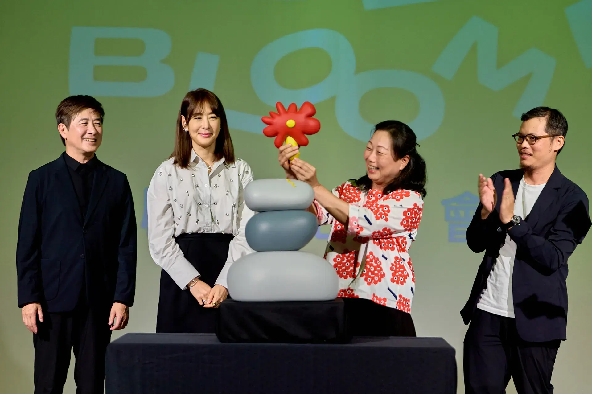 繁花盛開計畫啟動儀式的最高潮 Ip小石花自石縫中綻放，展現無窮的生命力與希望