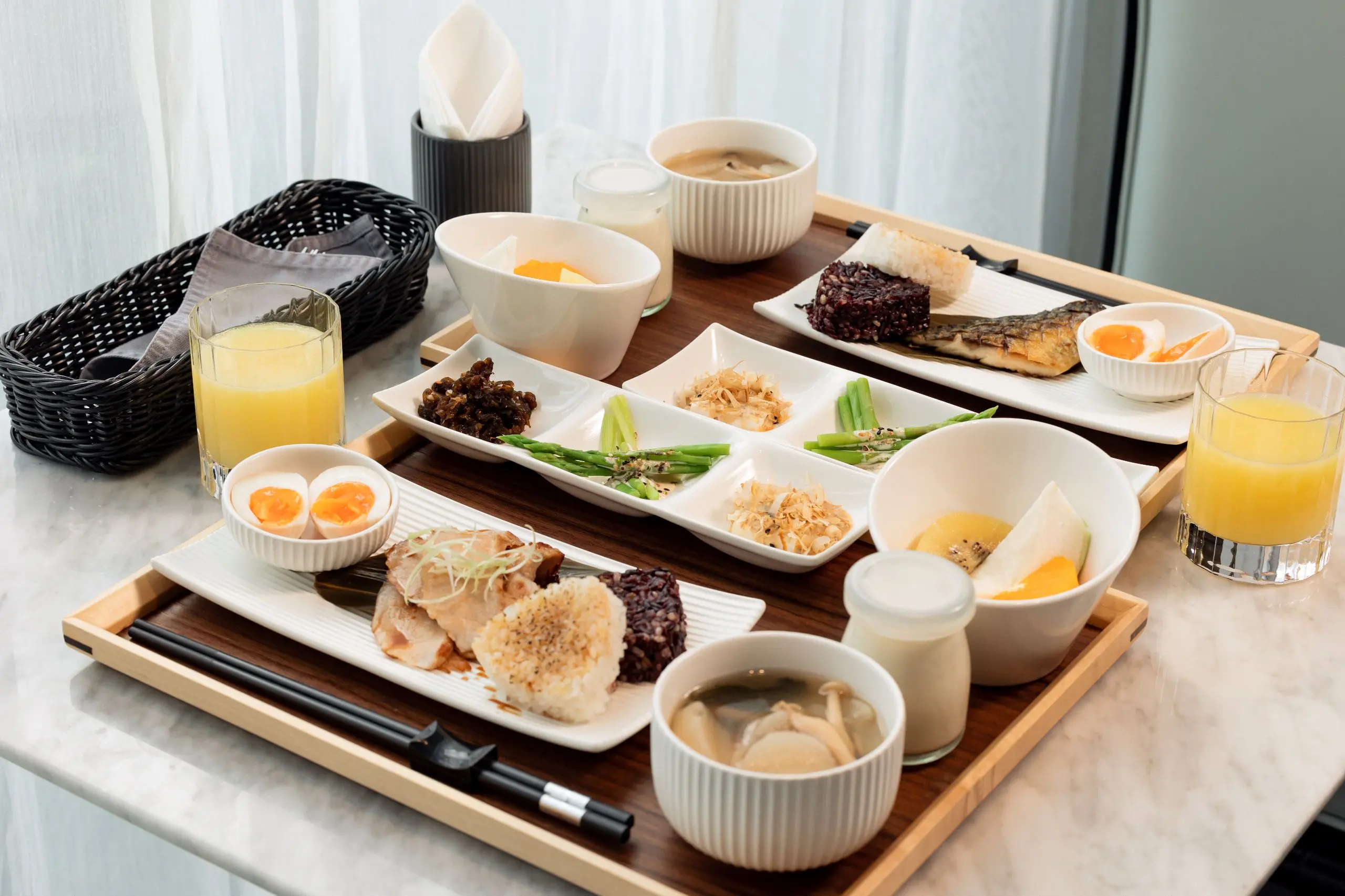 墾丁耳東華苑【text小憲 　photo阿鬼】早餐提供西式與日式選擇，搭配在地食材，呈現濃厚南國風味。