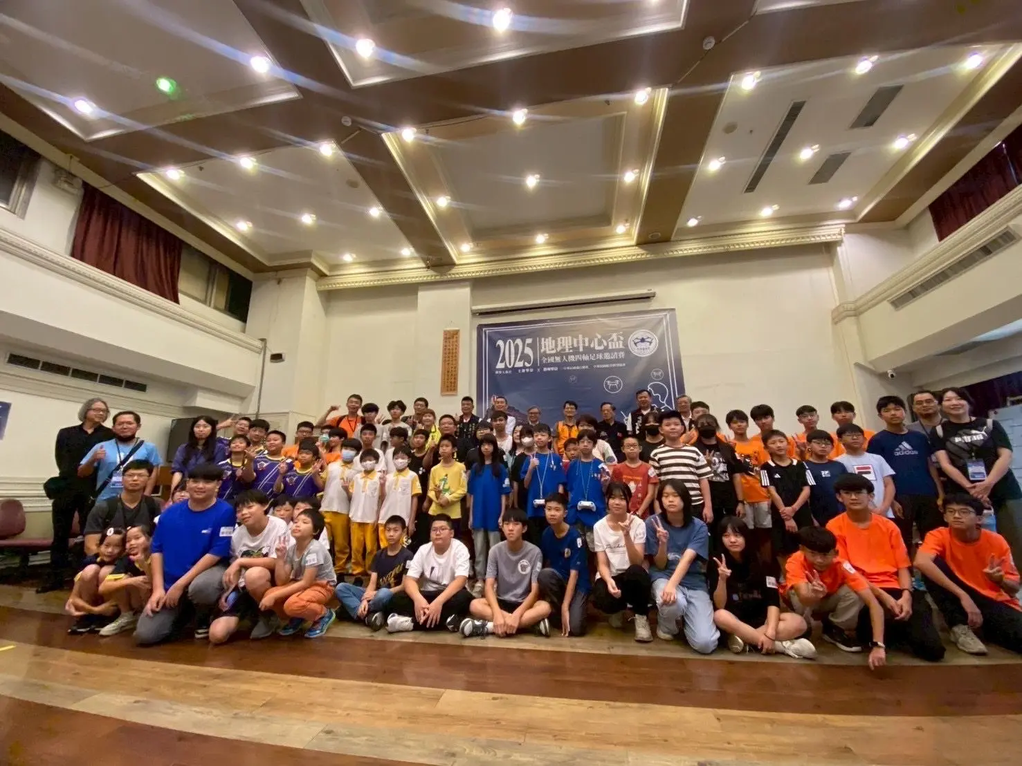 百餘位參賽選手、教練與來賓一起合影