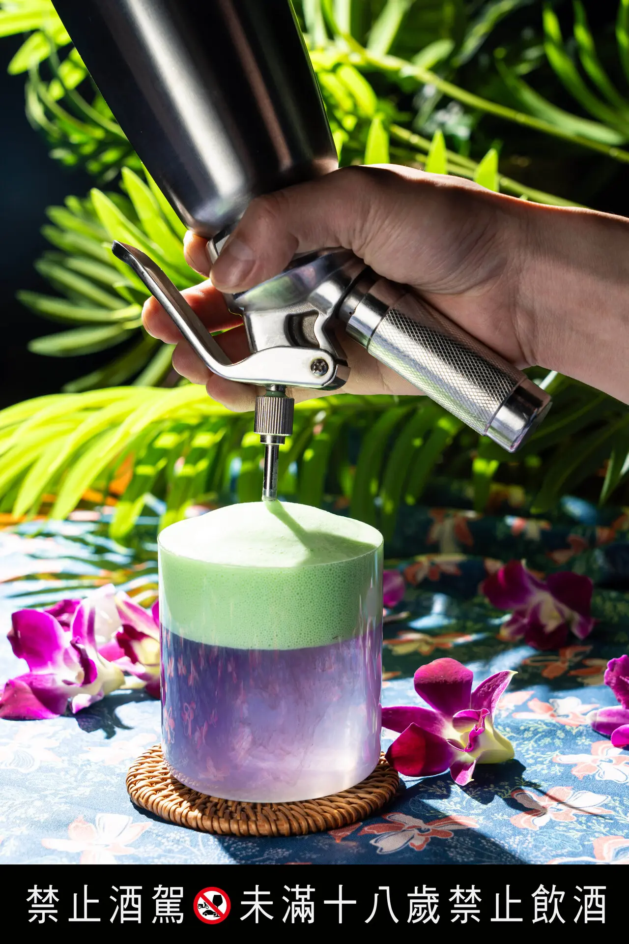 Asias 50 Best Bars台中vender 「kueh Salat」靈感來自南洋知名甜點「娘惹糕」,呈現既懷舊又精緻的味覺體驗。