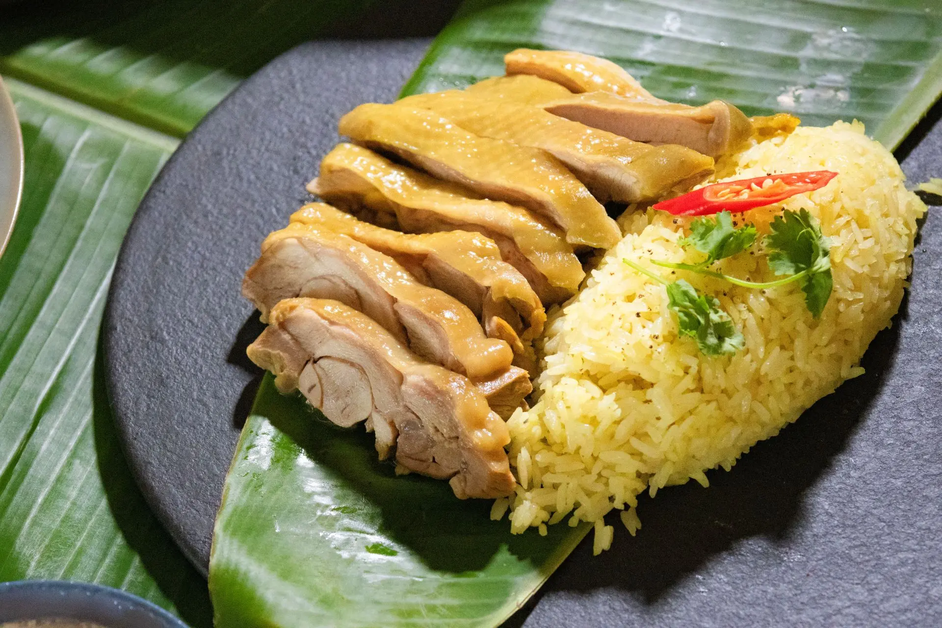 圖6.新加坡海南雞飯現場diy體驗，雞肉雞油飯配料齊全，親手調配道地風味。（圖／嘉義福容voco酒店提供）