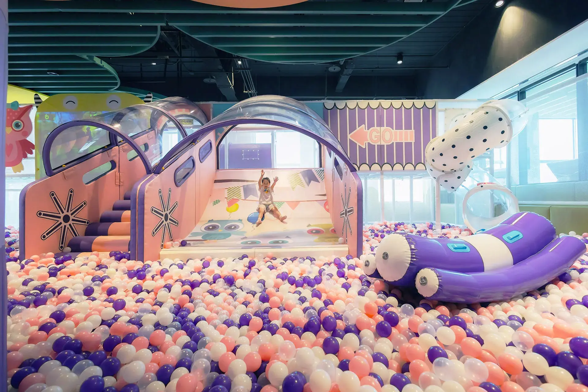 圖五、館內設有嘉義最夯兒童俱樂部，具備繽紛球池、旋轉木馬、溜滑梯和攀岩牆，讓孩子開心放電。（圖／嘉義福容voco酒店提供）