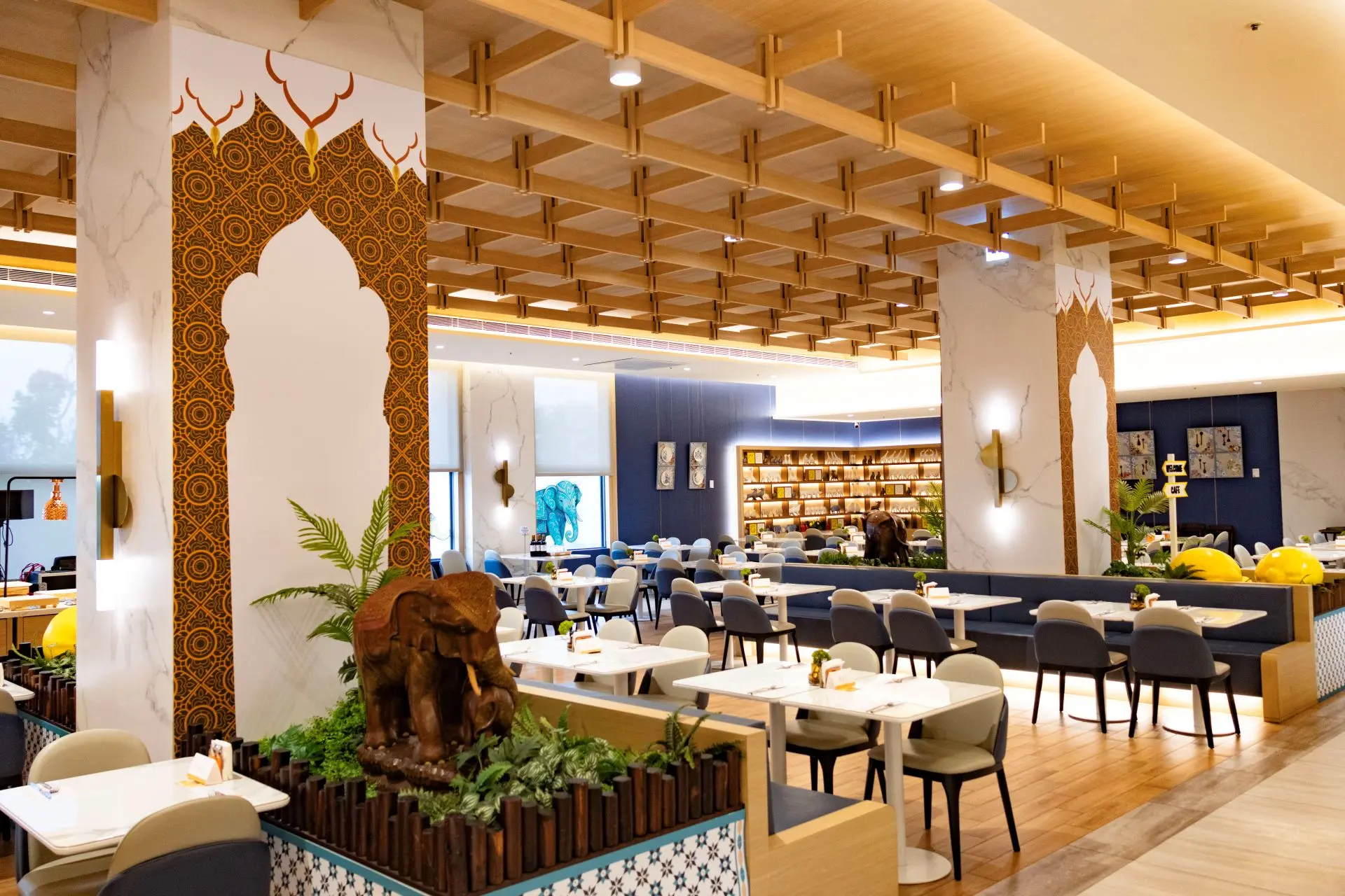 圖2.餐廳整體改造成泰國宮殿意象，金色裝飾華麗典雅，彷彿置身曼谷皇宮。（圖／嘉義福容voco酒店提供）