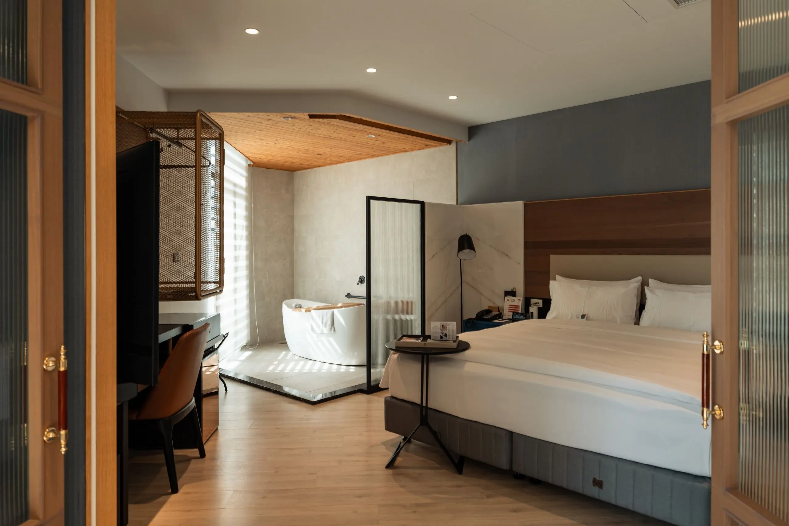 墾丁耳東華苑【text小憲 　photo阿鬼】兩人房內有專屬浴缸，讓旅人盡情享受二人時光。