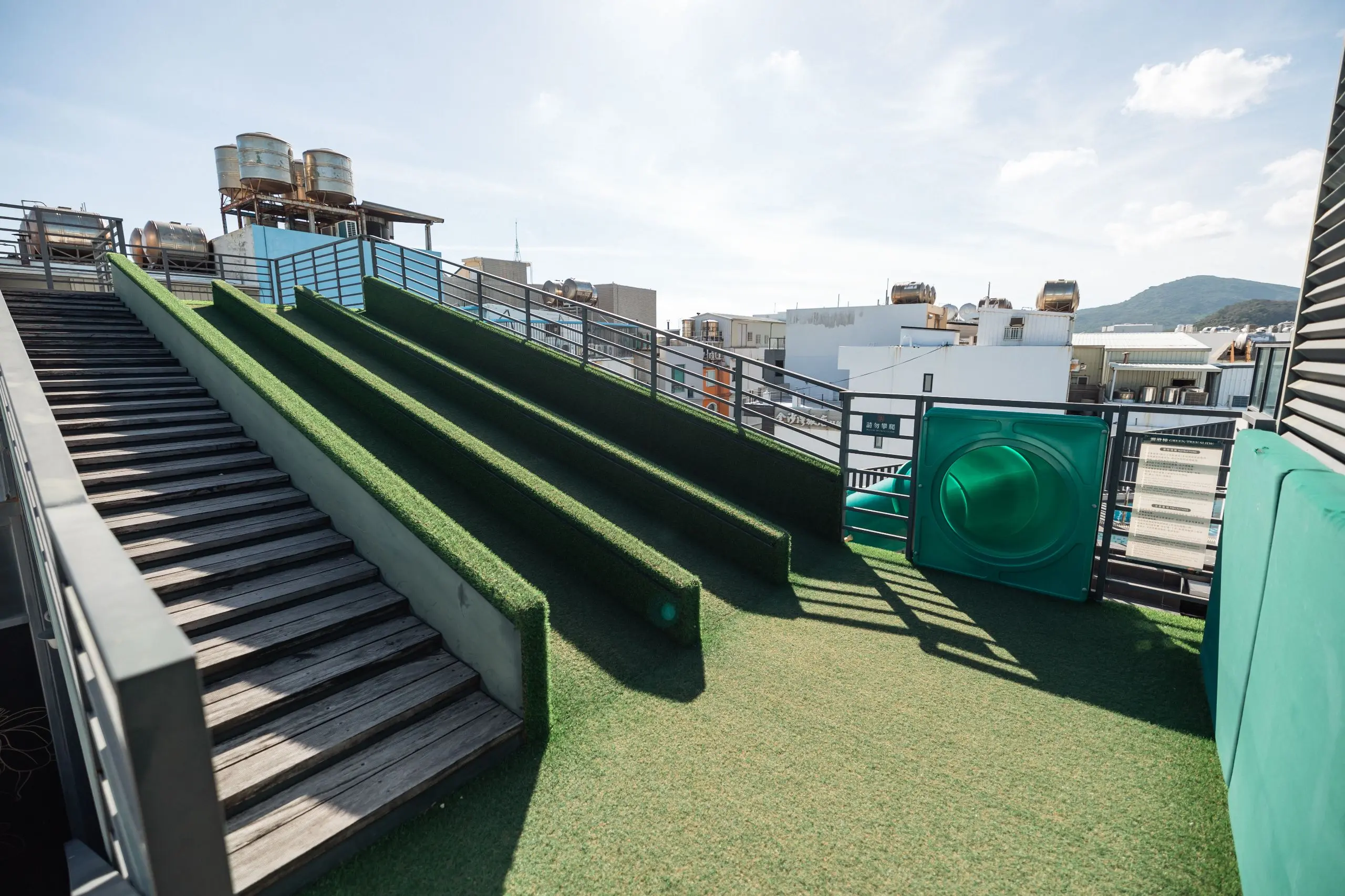 墾丁耳東華苑【text小憲 　photo阿鬼】孩子們能在頂樓挑戰日光滑草坡，盡情嬉戲放電。