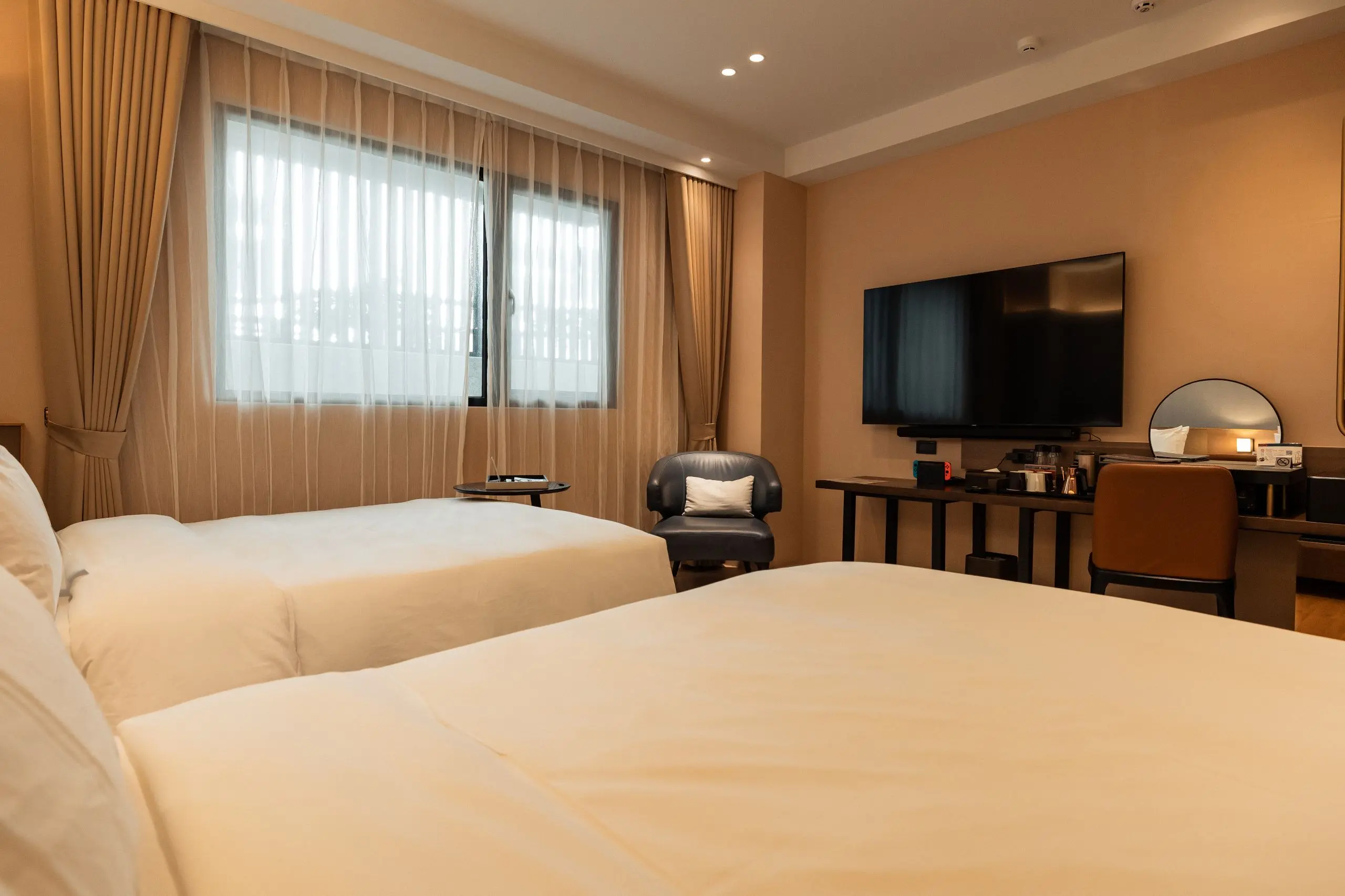 墾丁耳東華苑【text小憲 　photo阿鬼】每間房都配備nintendo Switch與豐富遊戲片，在大螢幕前能玩到忘卻時間。