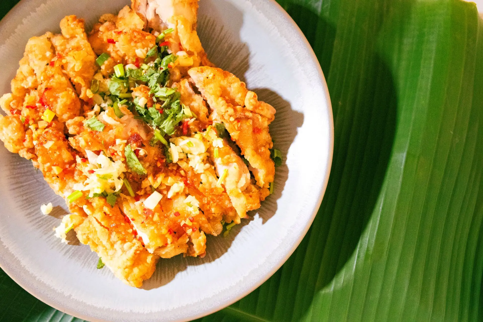 圖5.緬式椒麻雞酸辣開胃，酥脆雞肉配特調醬汁，層次豐富香氣四溢。（圖／嘉義福容voco酒店提供）