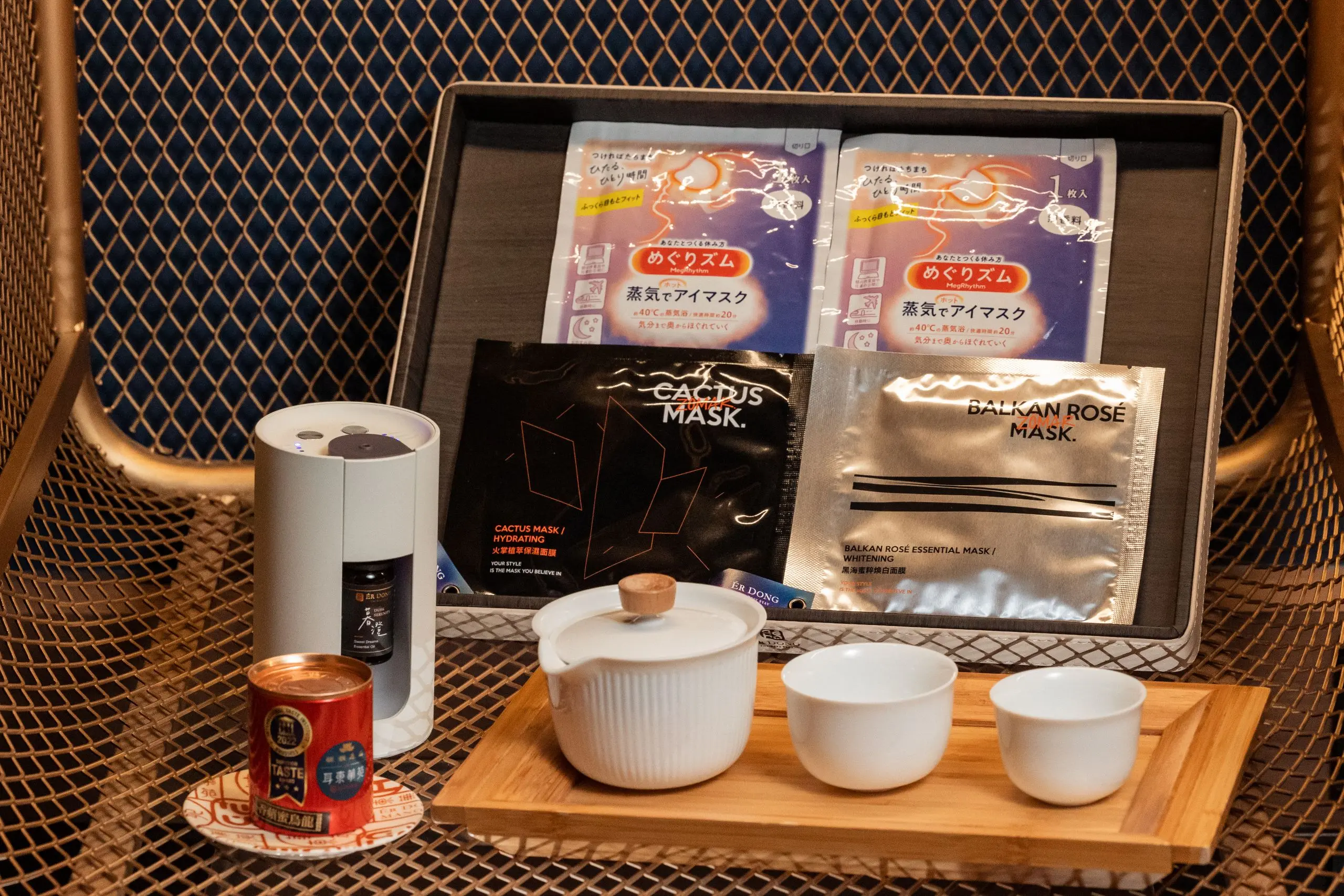 墾丁耳東華苑【text小憲 　photo阿鬼】房內備有「釅韻逸品」茶葉、「暮澄精油」，以及金馬獎同款的禮品面膜，搭配蒸氣眼罩，帶來身心靈的極致舒緩。