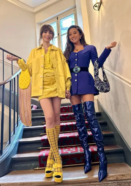 Lily Collins 著 Sergio Rossi 黃色厚底鞋展現明亮活潑的時尚個性風範