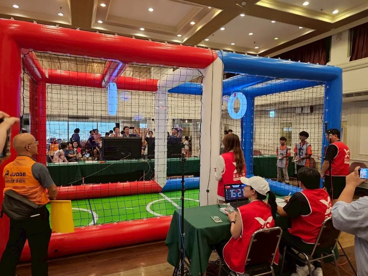 專業無人機足球工作團隊與裁判現場執法