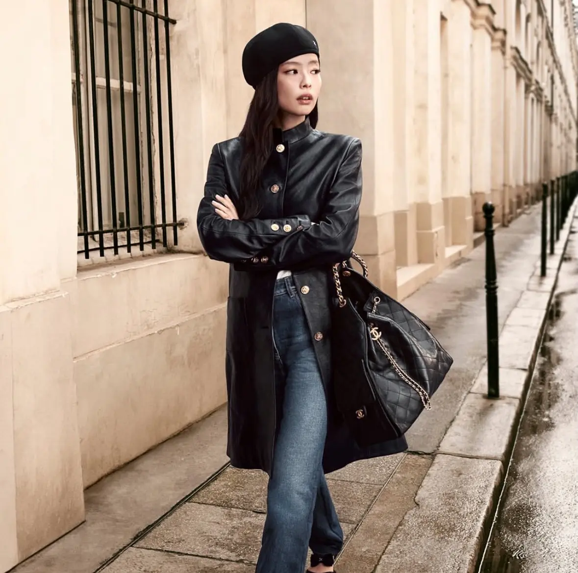 Jennie展示全新香奈兒chanel 25後背包