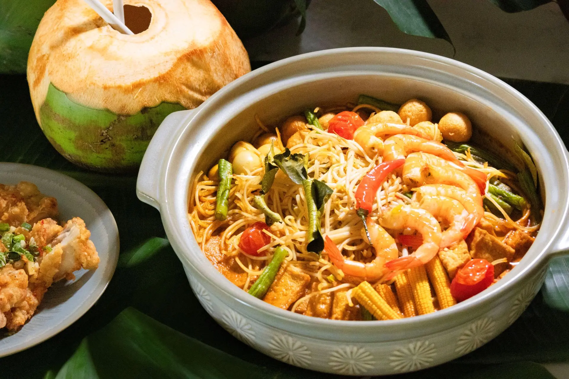 圖7.新加坡叻沙麵濃郁椰奶湯頭，q彈麵條配豐富配料，一碗感受獅城風情。（圖／嘉義福容voco酒店提供）