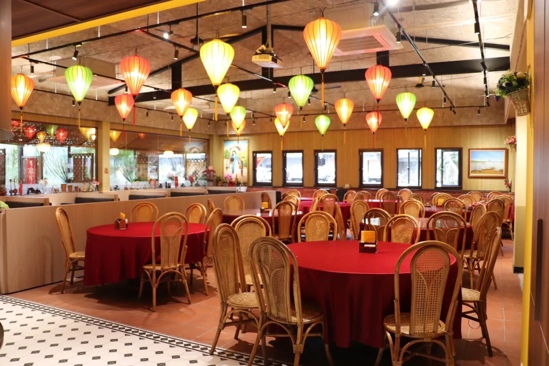 東南亞餐廳推薦 南洋料理美食16 店內高掛的燈籠燈飾宛如越南會安燈籠節的景象,令用餐體感加分不少。