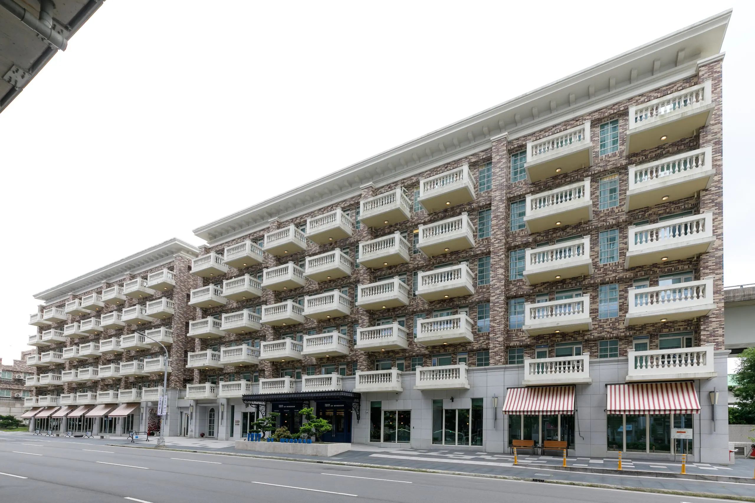 在林口，遇見生活的節奏新北林口爵怡溫德姆酒店【text 林口爵怡溫德姆酒店 Photo Diamond Lin】新北林口爵怡溫德姆酒店外觀。