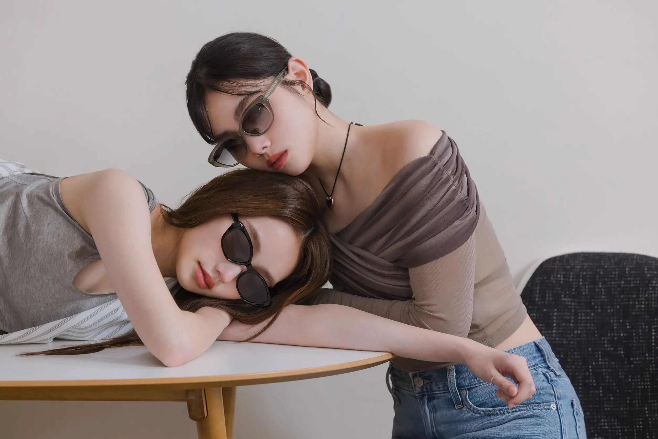 圖1女團babymint由栩栩 Vikky韋喬薺，為superson春夏墨鏡示範多種時尚樣貌