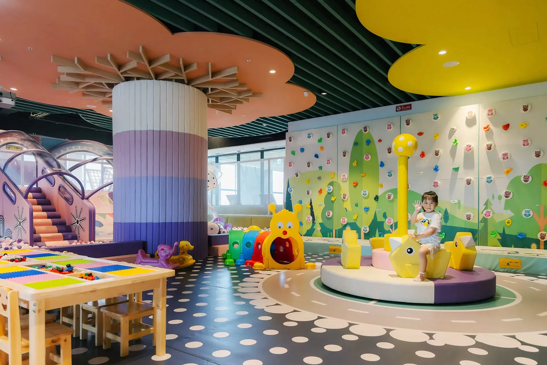 圖四、館內設有嘉義最夯兒童俱樂部，具備繽紛球池、旋轉木馬、溜滑梯和攀岩牆，讓孩子開心放電。（圖／嘉義福容voco酒店提供）
