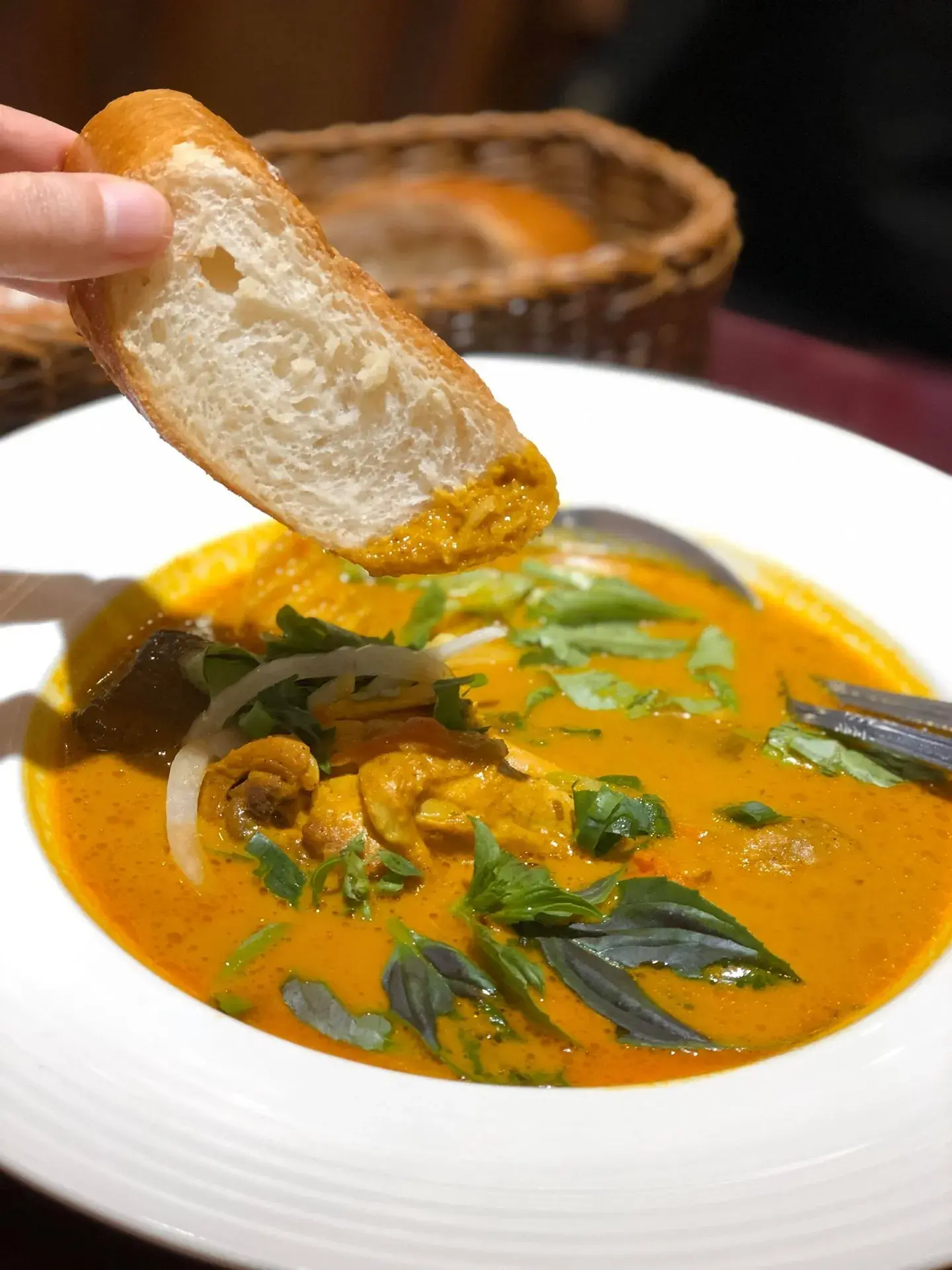 東南亞餐廳推薦 南洋料理美食18 將沾有濃郁咖哩雞的法國麵包一口吃下,是老饕們最幸福的時刻。