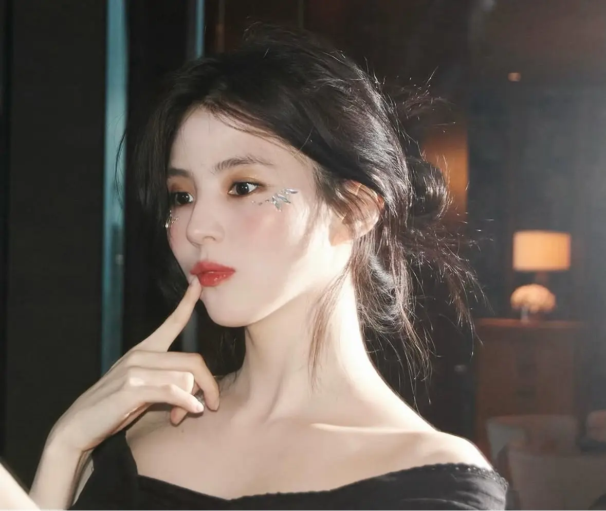 韓韶禧 美妝 化妝 保養 時尚 穿搭ig Xeesoxee 封面