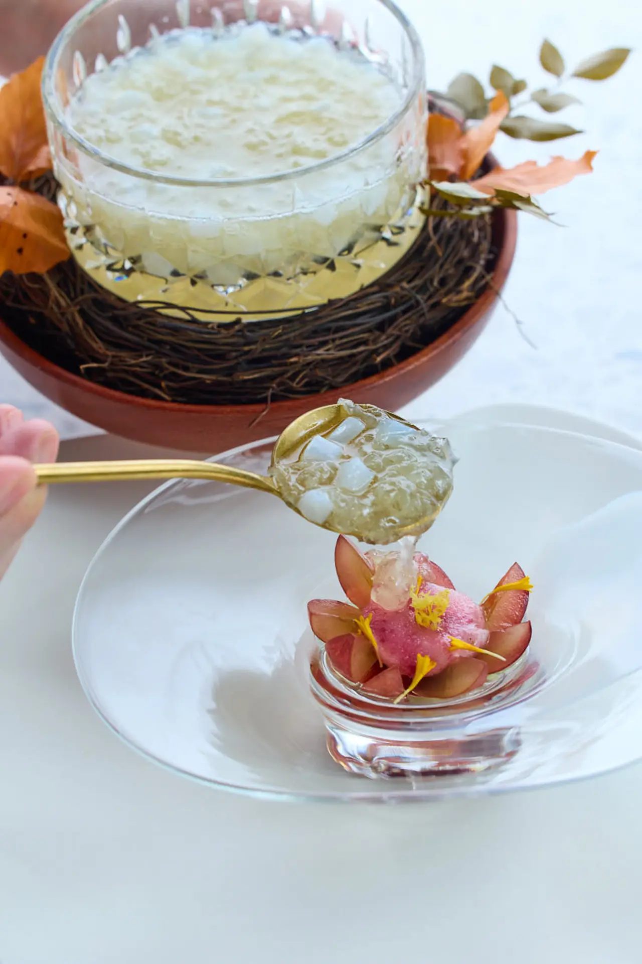 2025米其林摘星餐廳公布！《台灣米其林指南2025》 主廚黃以倫打造十道以上的品嘗套餐，餐點以法式風格為主，同時融入亞洲元素。