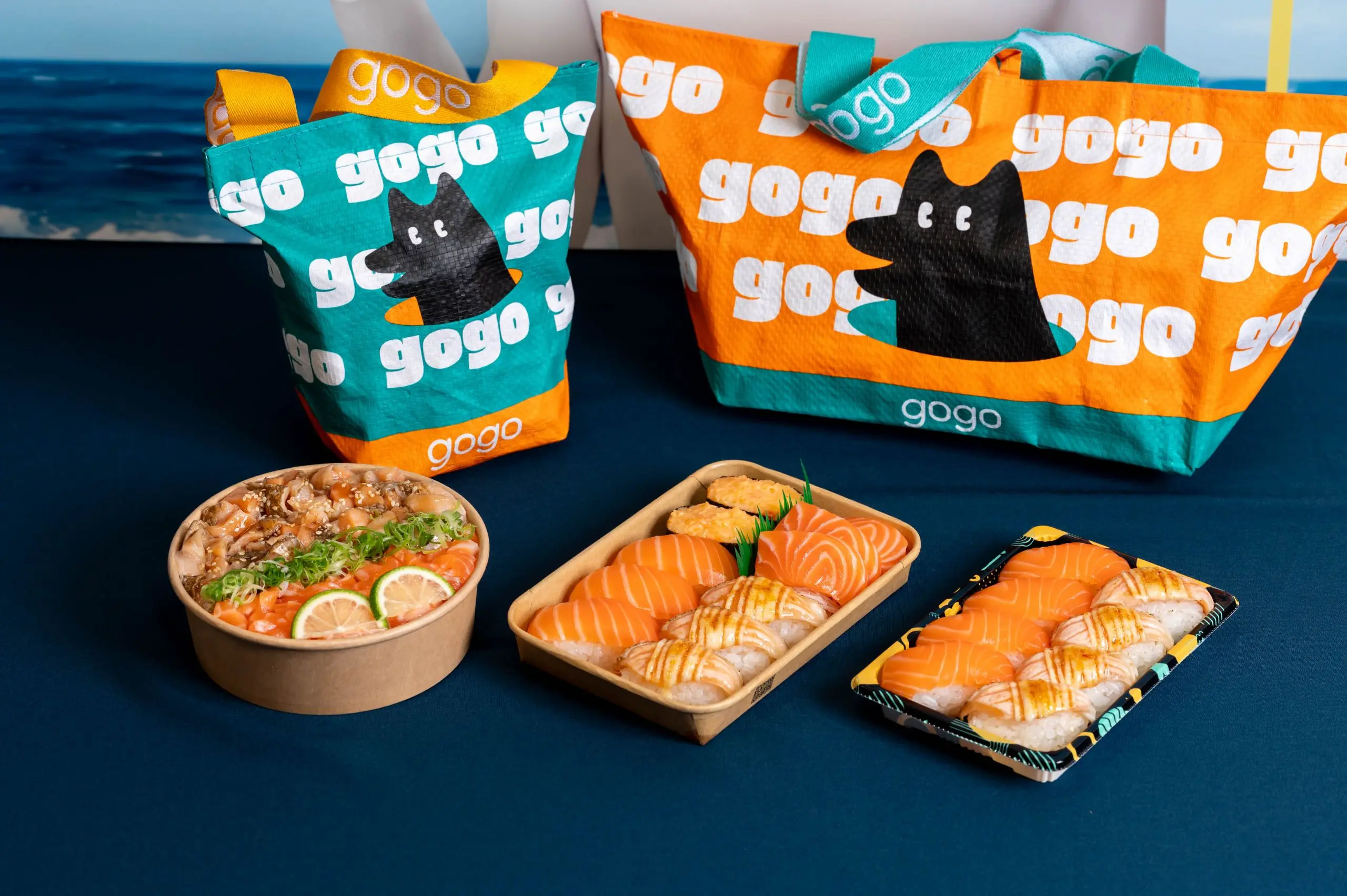 主打外帶的爭鮮gogo門市也能吃得到挪威鮮鮭，包括「焦糖鮭雙享」、「雙鮭丼」、「鮭魚滿貫」等餐盒，讓消費者在忙碌日常也能輕鬆享受即食鮮味。 1