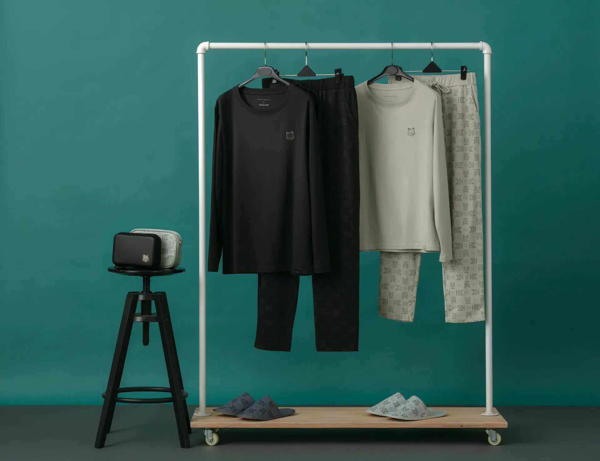 「長榮航空 X Maison Kitsune」聯名機上用品，從桃園出發搭的皇璽桂冠艙乘客可獲得黑色系列，回程則是灰綠系列。