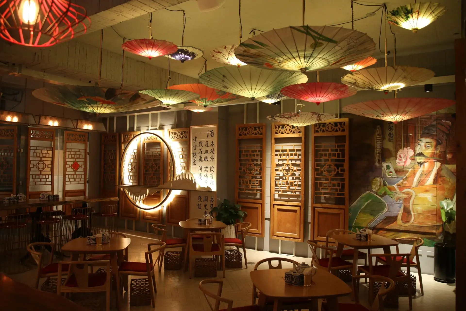 圖1安慰劑店內風格融合復古與東方美學，讓人一坐下來就放鬆。