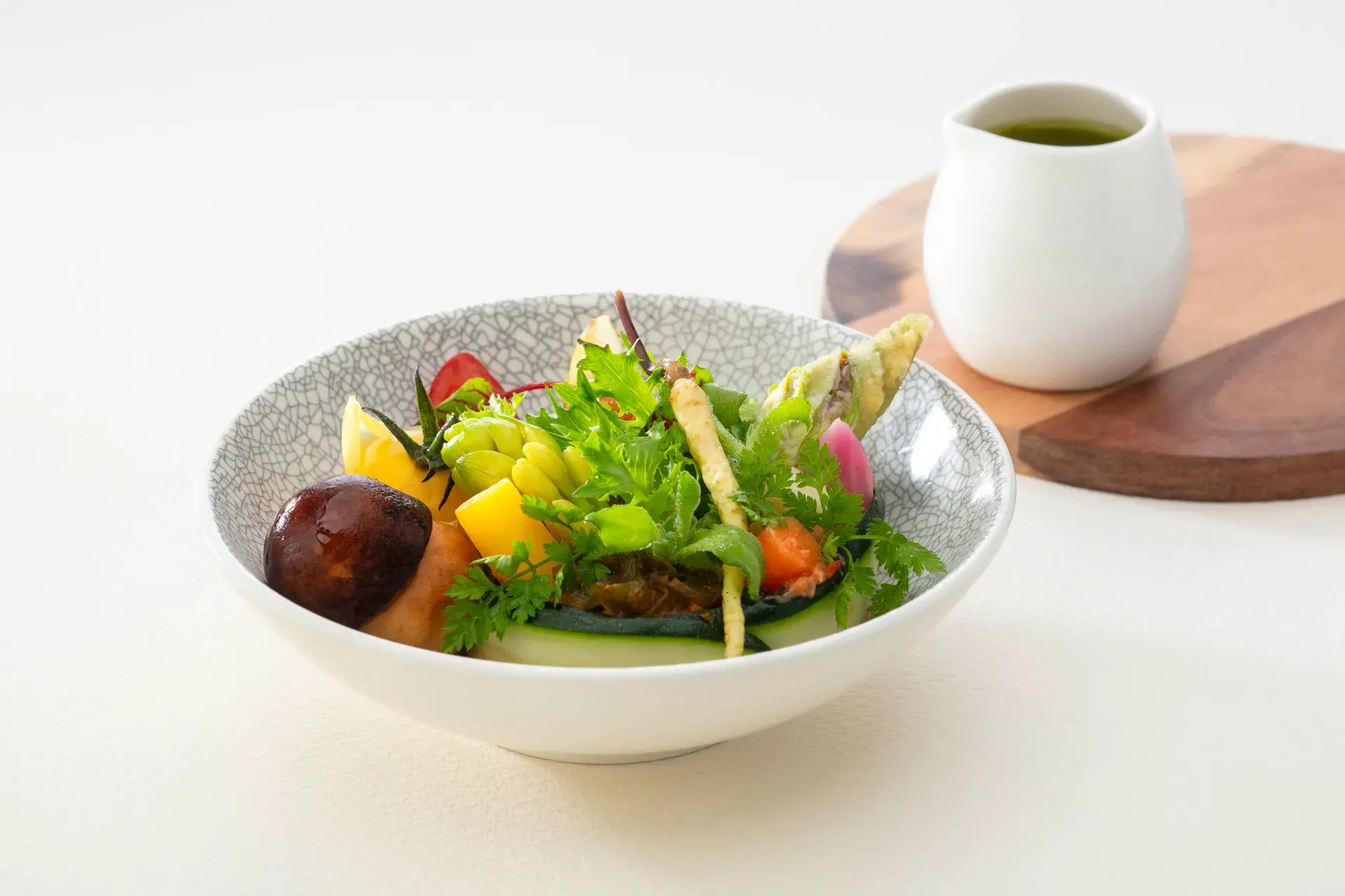 長榮航空 皇璽桂冠艙沙拉 紅椒核桃泥野蔬塔佐植養嫩菜苗及溫九層塔油醋