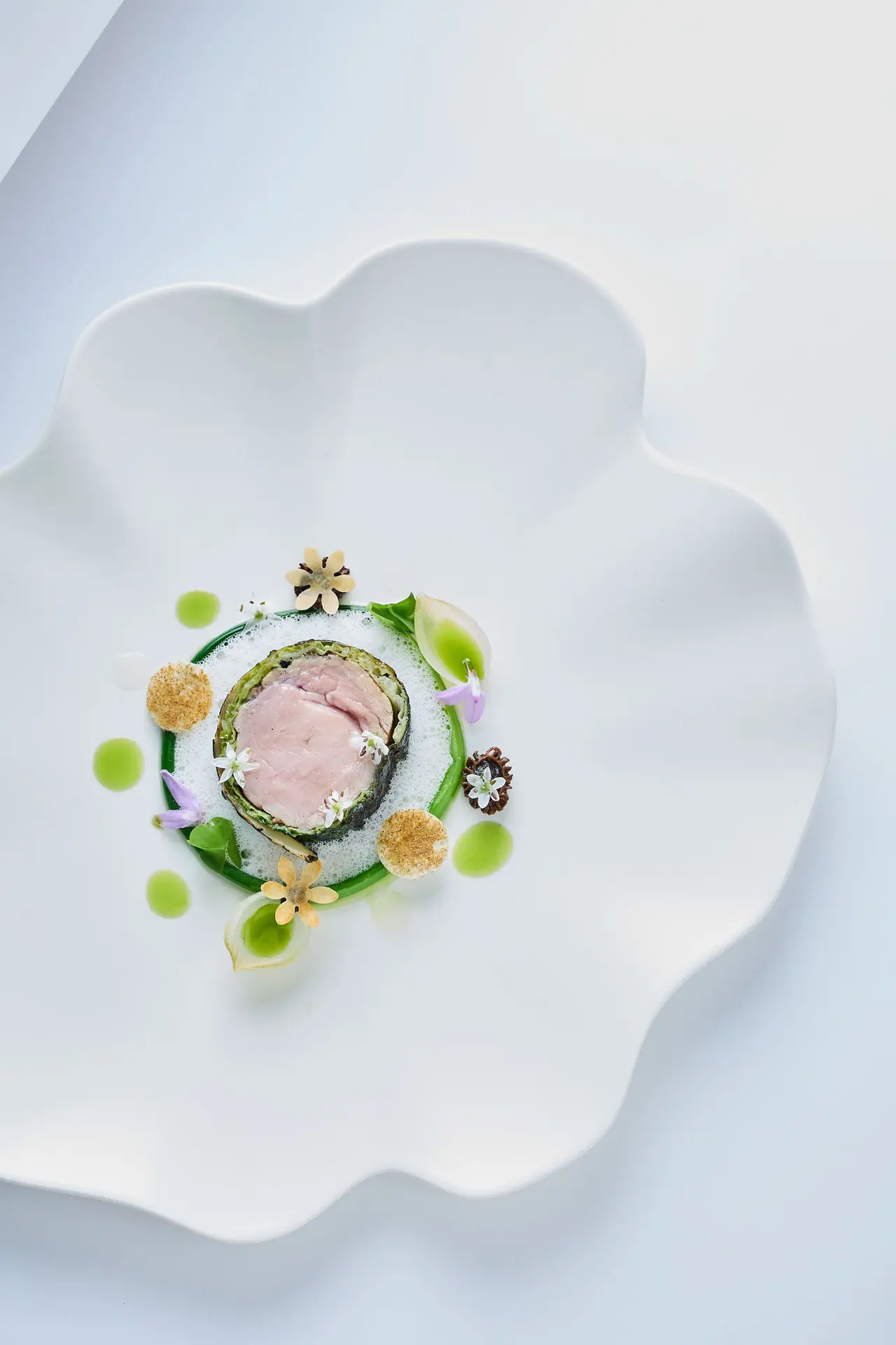 2025米其林摘星餐廳公布！《台灣米其林指南2025》 A 每道菜餚選用上等食材，如澎湖明蝦、鮮貝與小牛肉，烹調細膩，與擺盤精美，從開胃小點到甜點，也令人印象深刻。