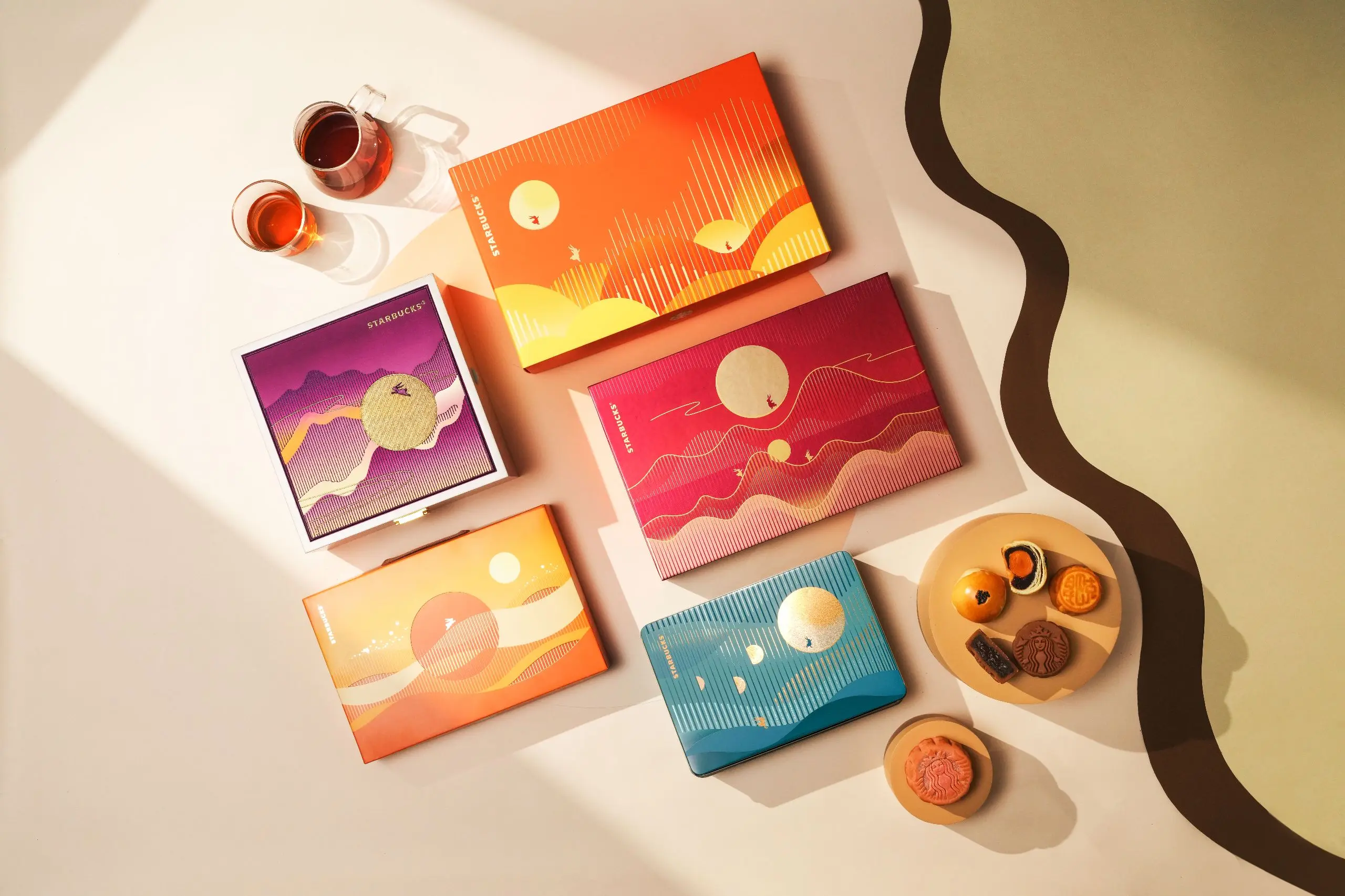2025中秋月餅禮盒推薦 星巴克 中秋佳節將至，傳遞心意的最佳時刻，星巴克全新推出月光系列中秋禮盒，即日起至9月24日開放預購。1 1