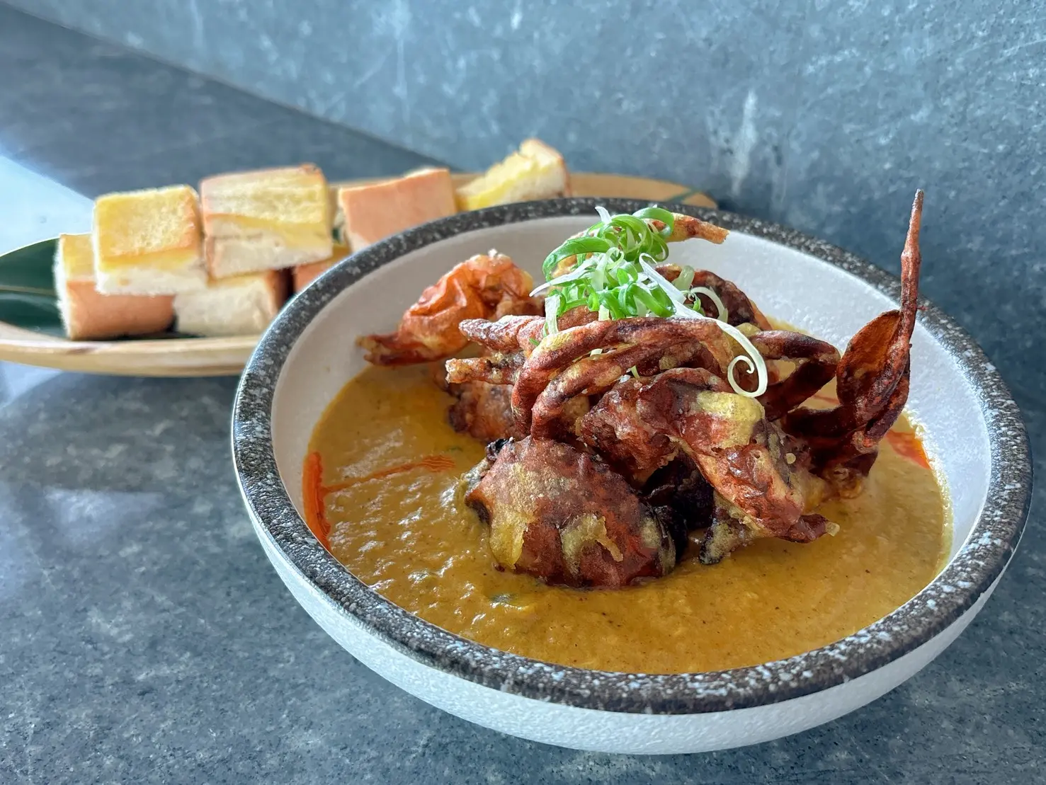 Asia49 黃咖哩酥炸軟殼蟹附吐司2