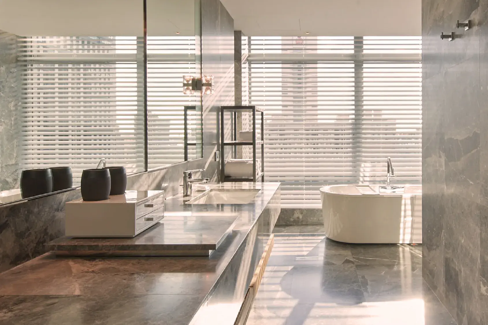 高雄然一酒店 空間設計取材北美實木與安格拉灰大理石，融合自然紋理與溫潤色系，如同回歸山海懷抱的沉靜儀式。 02 © The Amnis