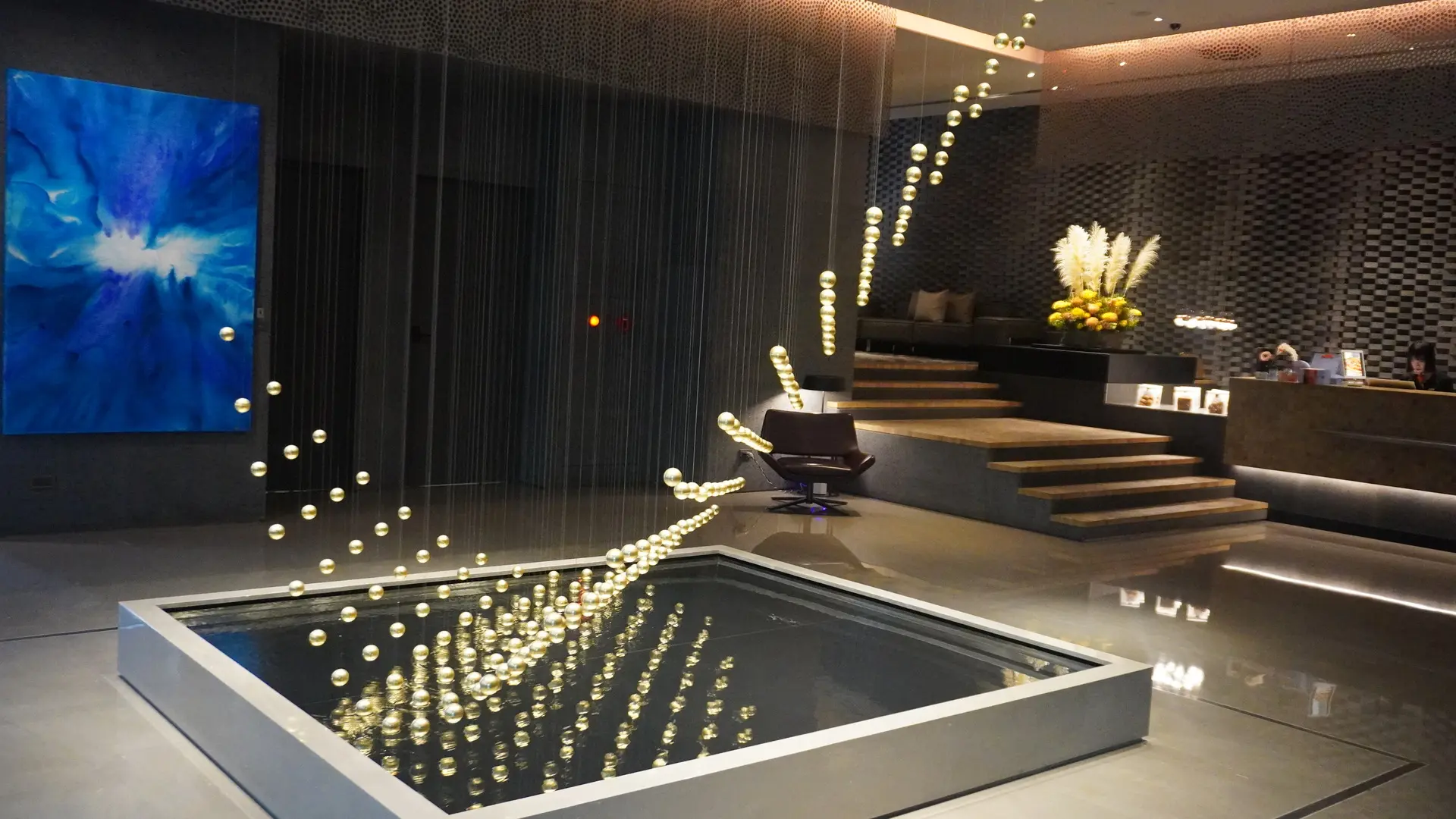 高雄然一酒店大廳中央的 4d 浮空動力裝置藝術《舞動的粒子》（dancing Particle）