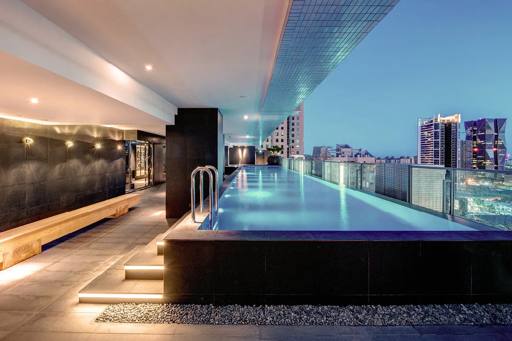 高雄然一酒店 設施以放慢節奏為設計理念，半露天泳池、三溫暖與蒸氣室隱身一隅，為身心卸下喧囂；健身房配備義大利technogym設備，在律動中調和自我節奏。 © The Amnis