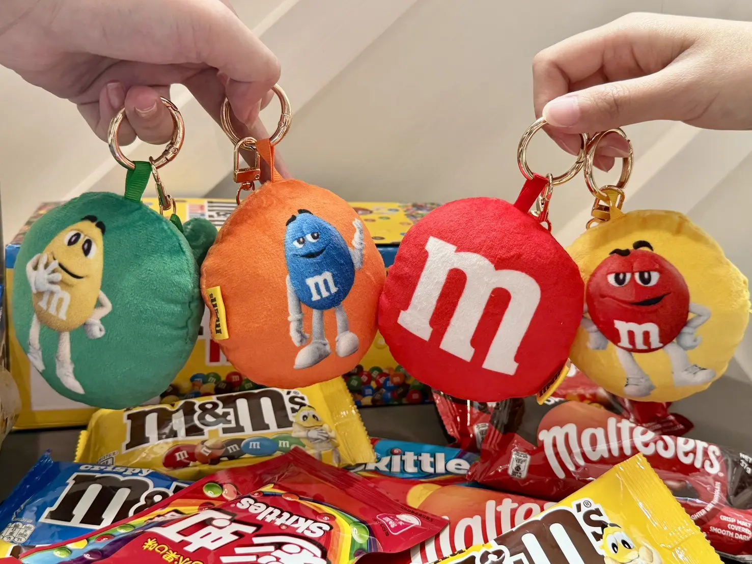 Mms®巧克力豆絨毛鑰匙圈潮萌力來襲