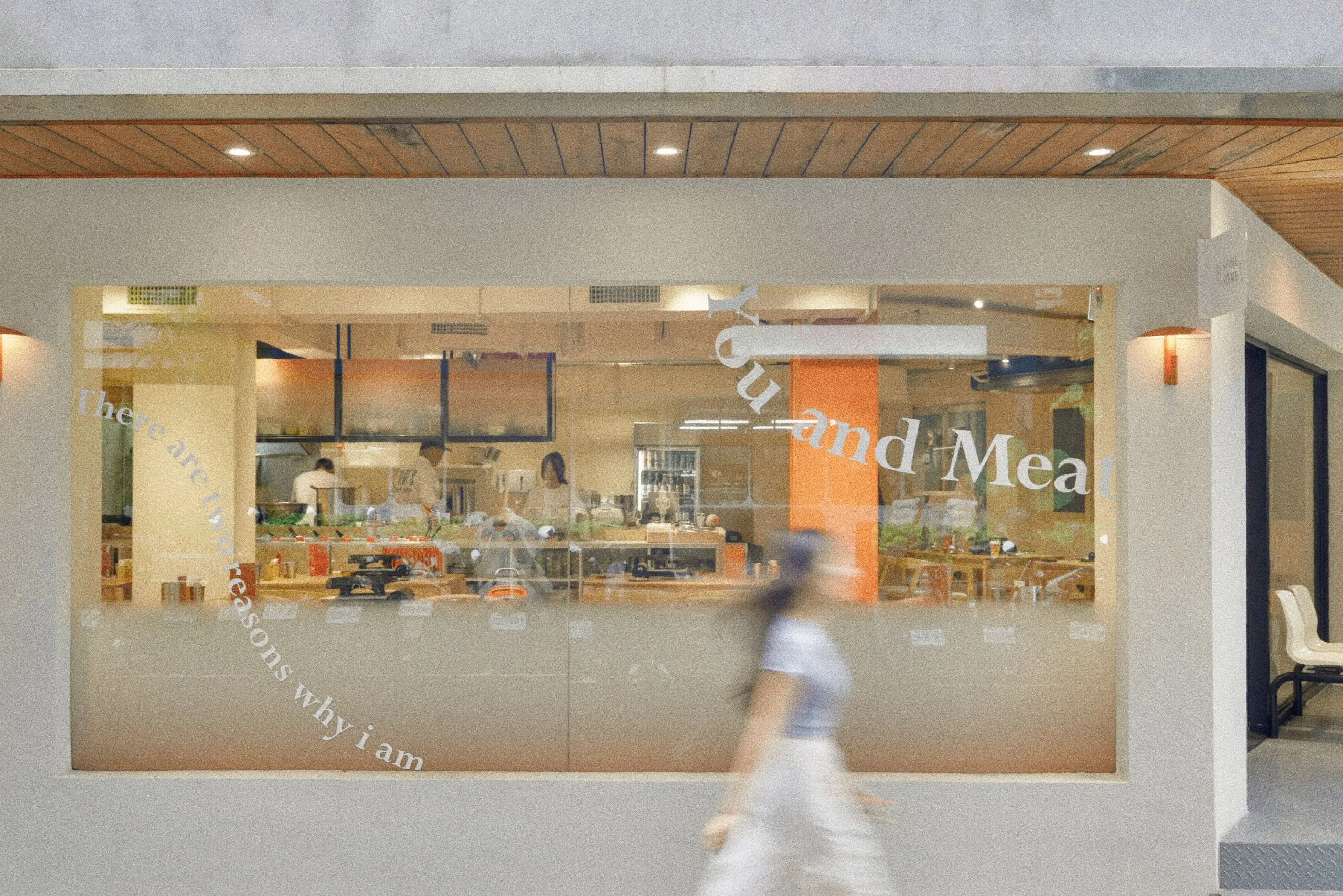 【路易奇燒肉】 2025燒肉推薦 路易奇集團旗下品牌餐廳，以俐落潔白的現代設計風格搭配大型落地窗，展現路易奇集團旗下品牌一貫的高質感定位與對空間美感的重視。