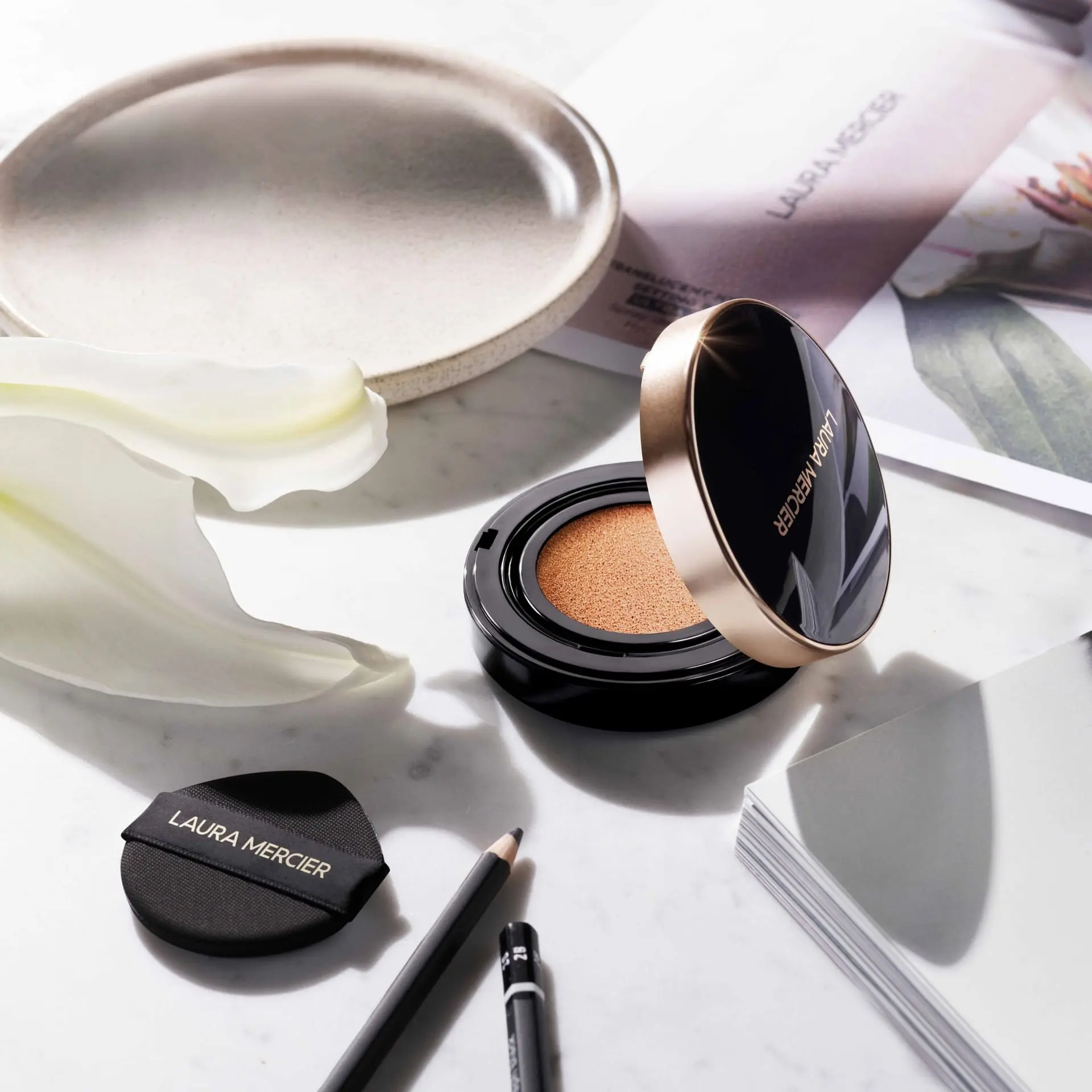 【laura Mercier】2025週年慶化妝品推薦清單 Laura Mercier 煥顏氣墊粉餅