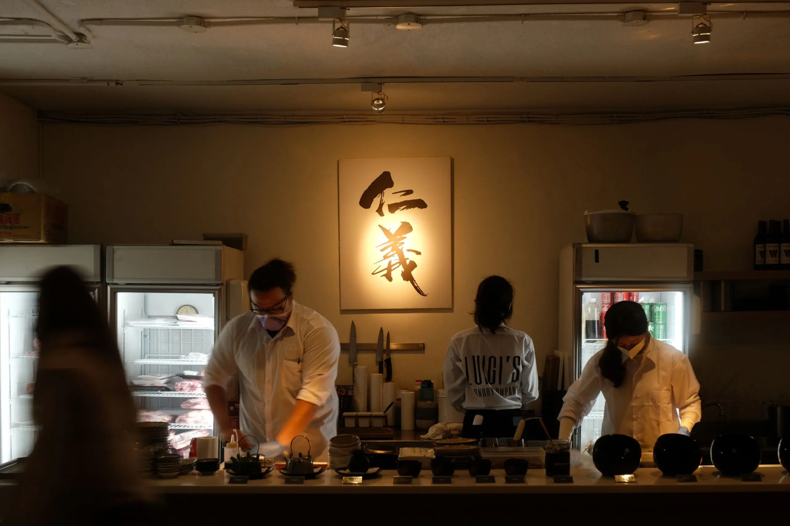 【路易奇燒肉】 2025燒肉推薦 門市延續職人燒肉文化精神，主廚與團隊於開放式廚房中專注備餐，展現「現切現烤、職人即席」的品牌核心理念。