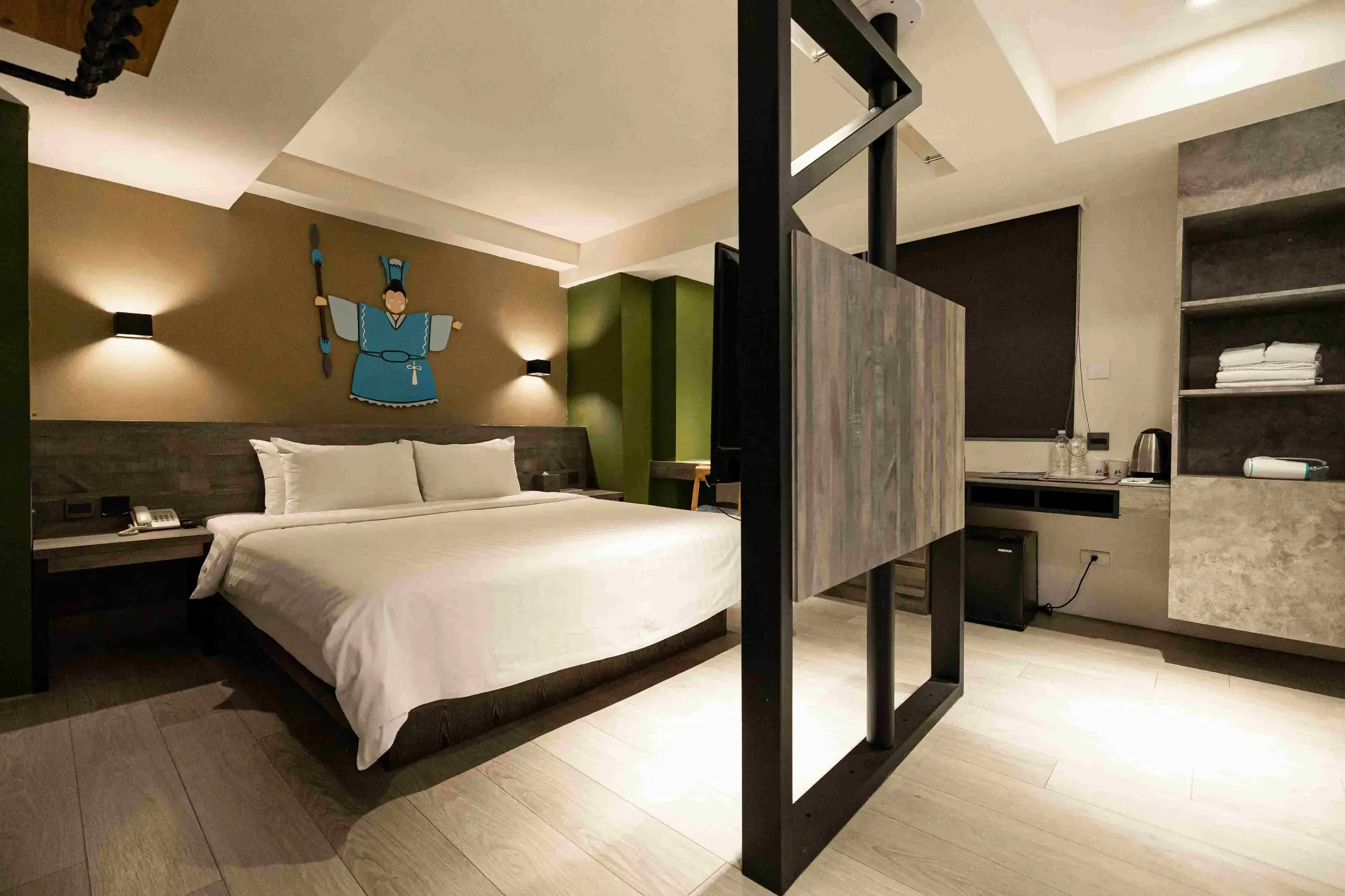 【虎尾春秋】在各房型中，均可瞧見q版戲偶圖像，此為「春秋生」房型。