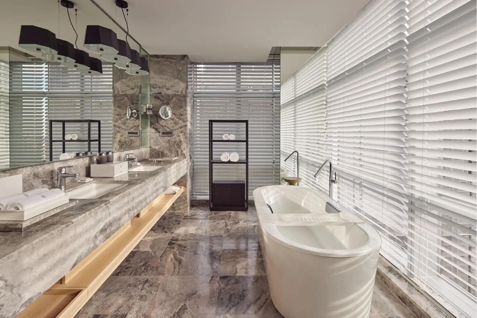 客房衛浴空間融合現代簡約的沉靜美感，讓每一次沐浴，皆成為與心靈對話的儀式。