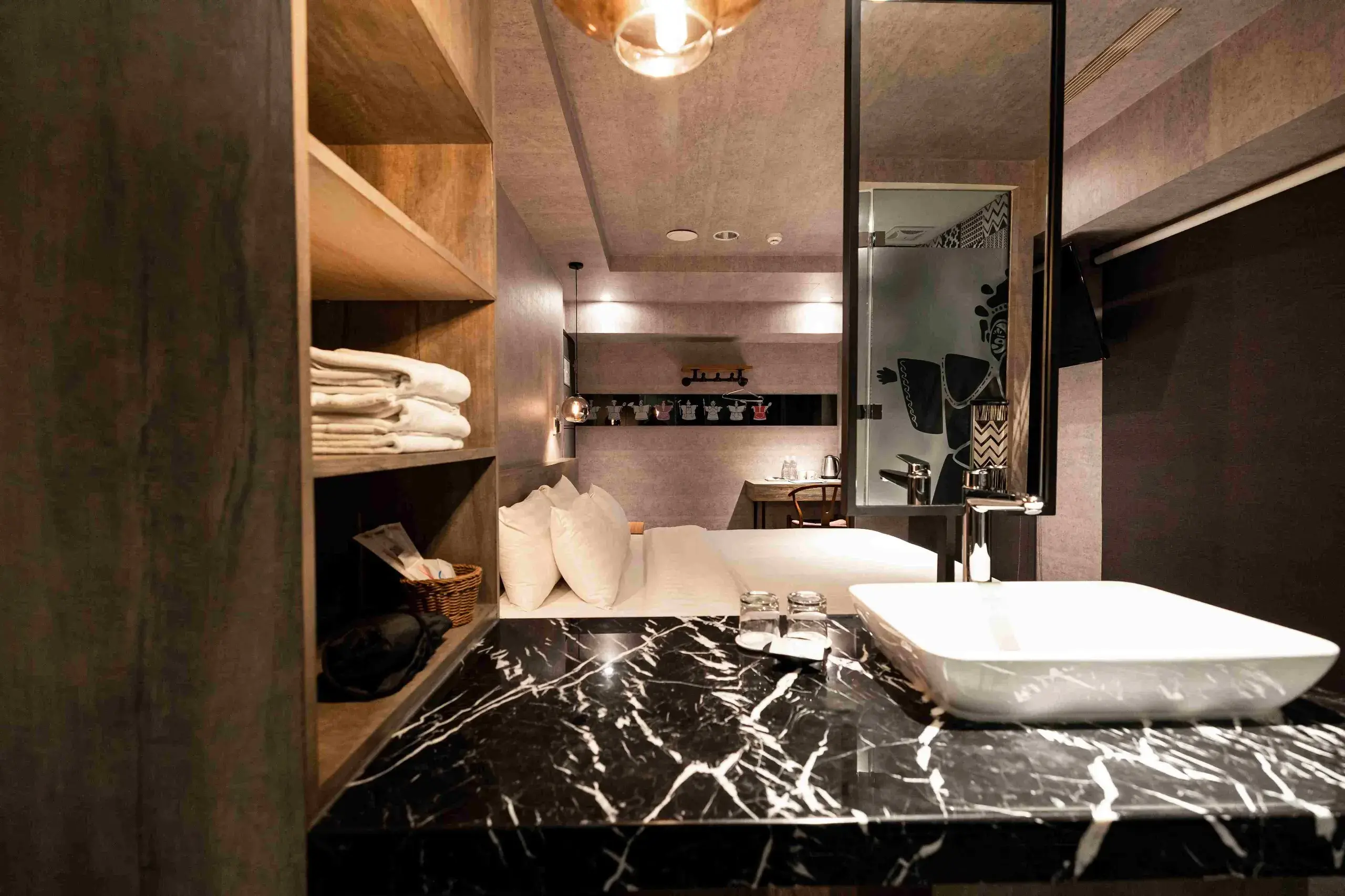 【虎尾春秋】在「春秋丑」中,可以藉由鏡面反射看到躲在身後的戲偶,富含著濃厚的搞怪意趣。