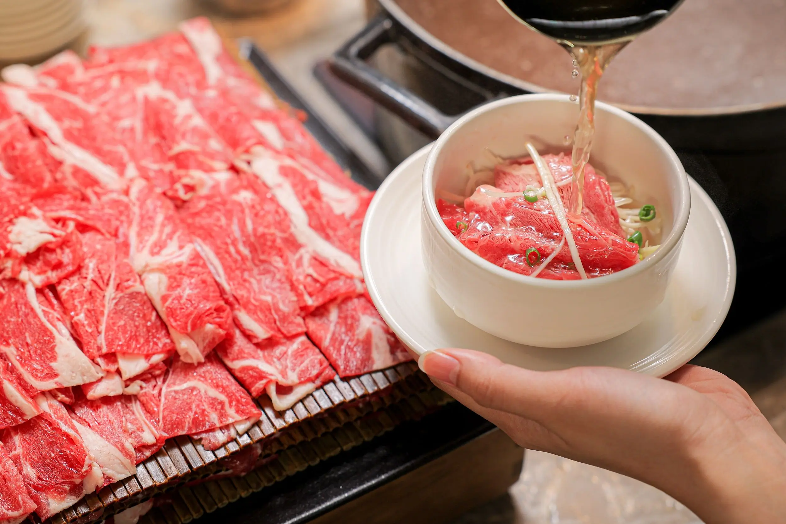 【煙波飯店】2025飯店推薦 走進「食東西自助餐廳」,自助牛肉湯區體驗台南人的早餐:親手現涮牛肉片,淺嚐一口正冒著蒸氣的清甜湯頭