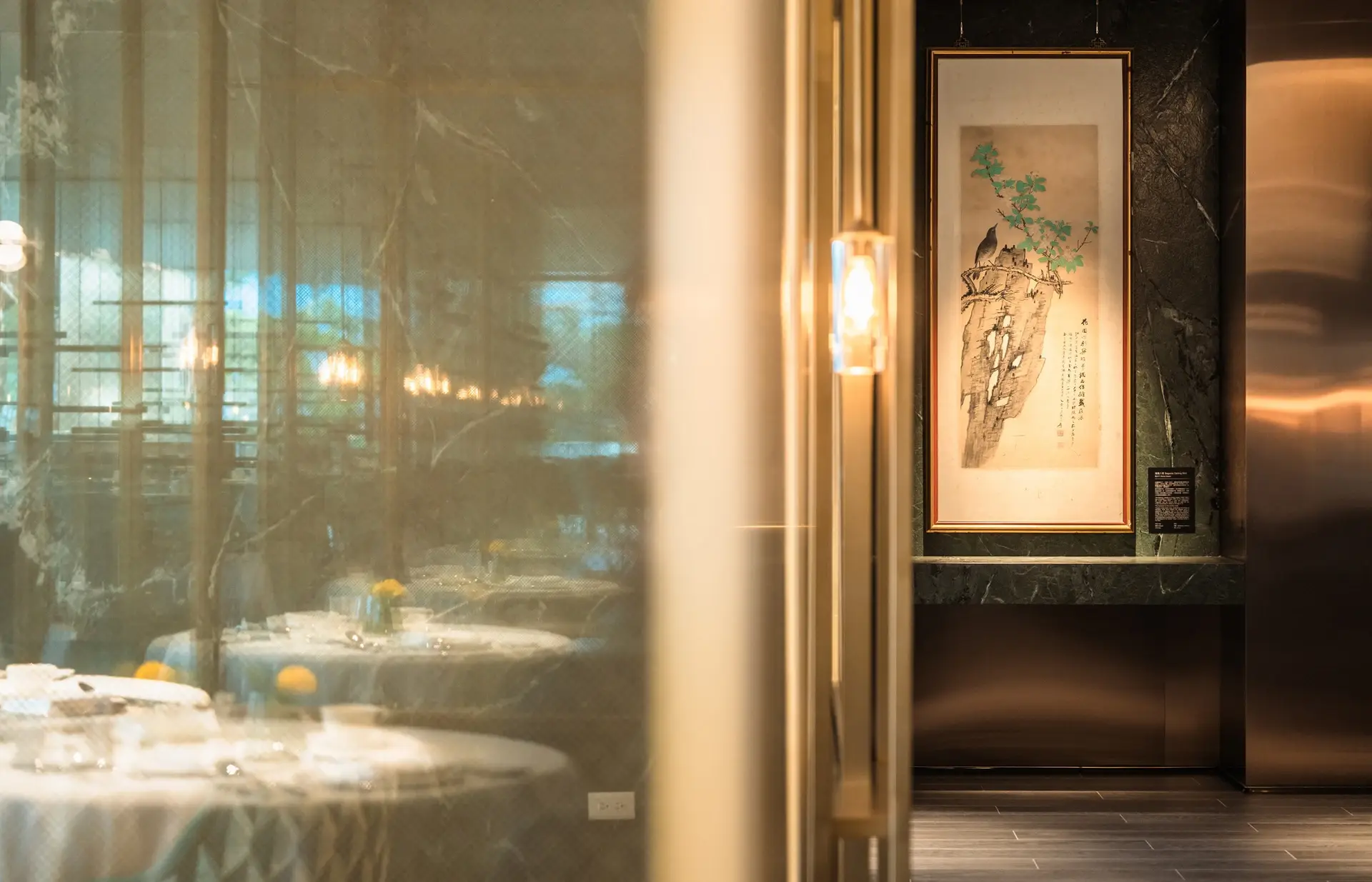 漢來日月行館 藝術品 海棠八哥