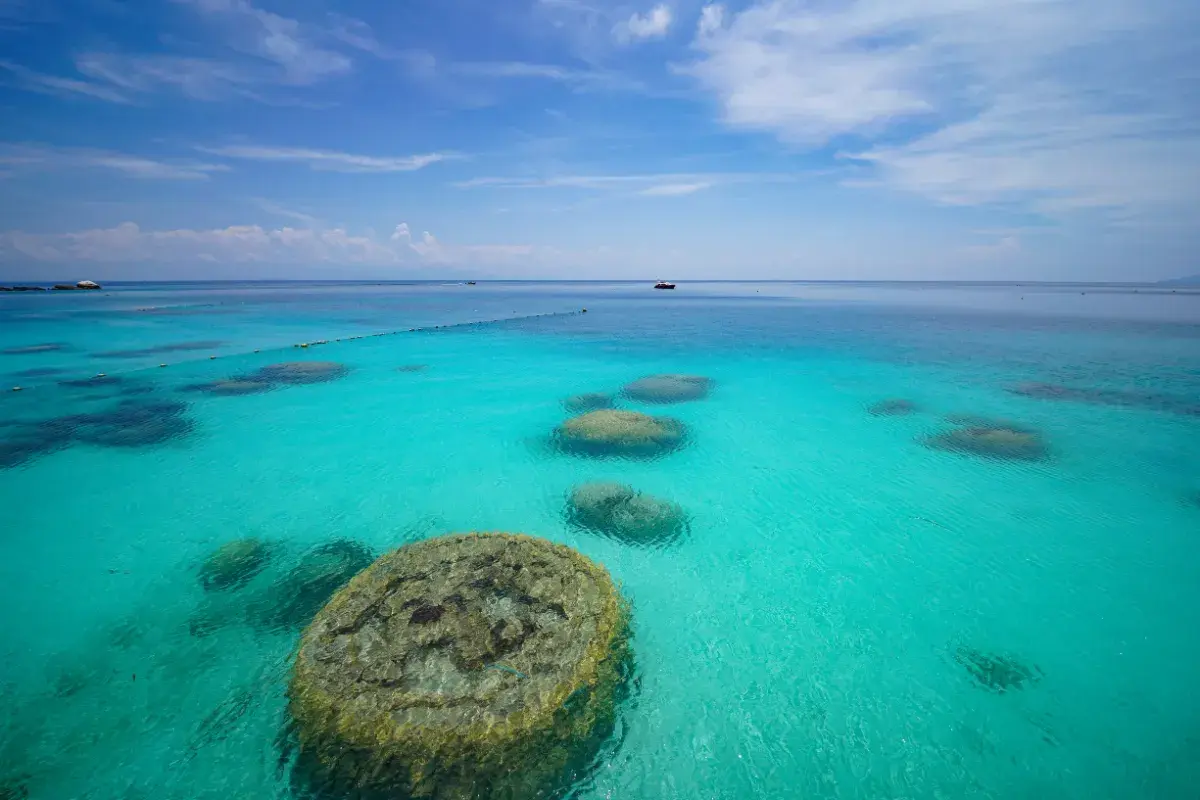 浪中島以清澈的果凍海聞名，是較鮮為人知的秘境景點。 圖片來源 馬來西亞觀光局