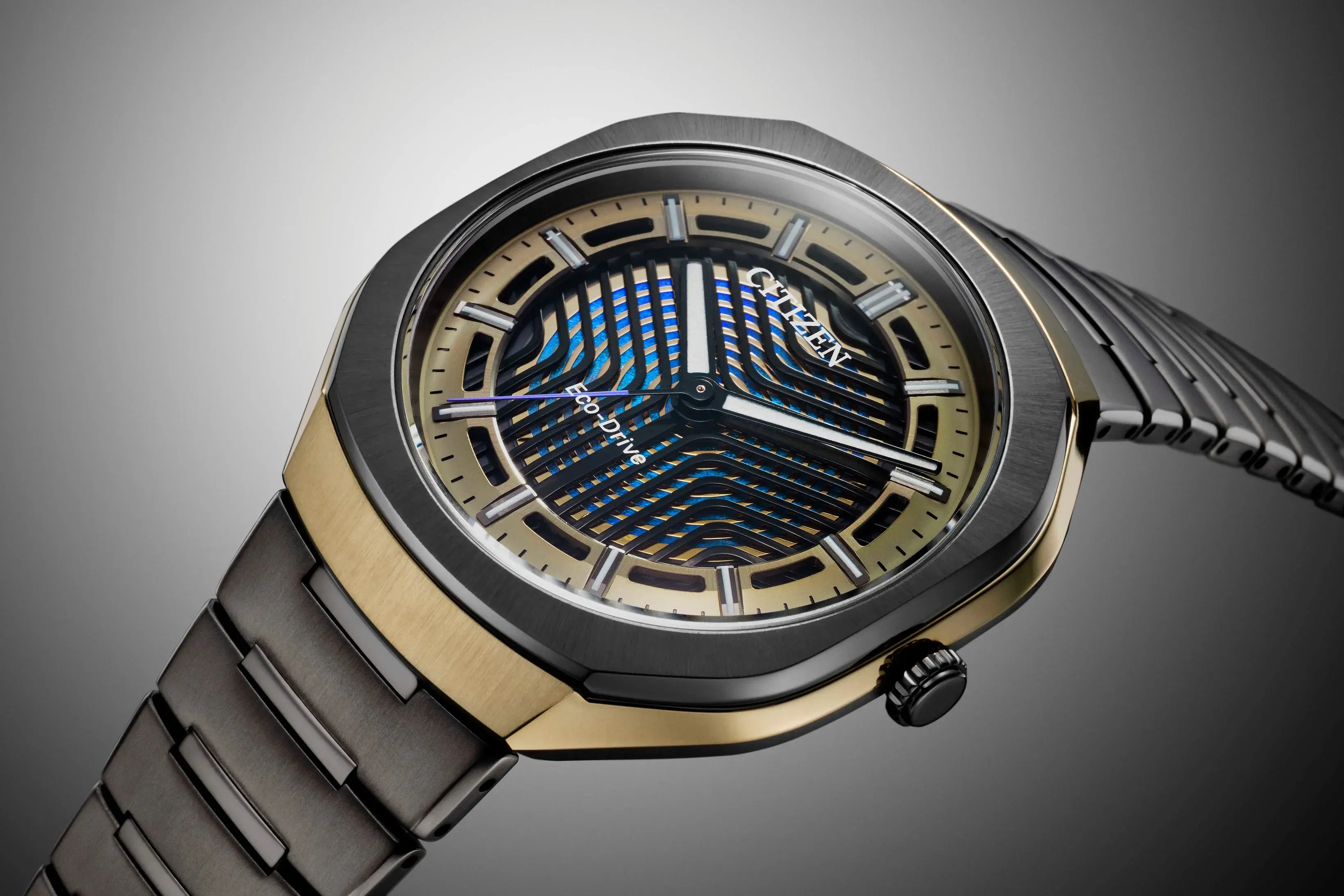 Citizen推出 Eco Drive 光動能50週年紀念之作「photon 」腕錶，以著名的光學實驗「雙縫實驗」為設計靈感，展現光的無限可能。